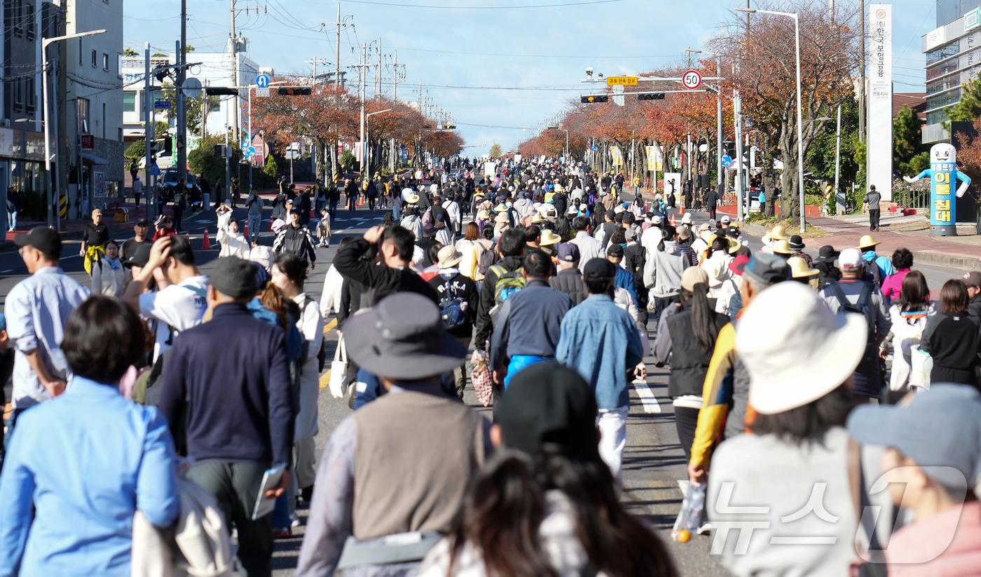 (제주=뉴스1) 오미란 기자 = 화창한 가을 날씨를 보인 30일 제주시 연삼로 일대에서 제주특별자치도가 주최한 \'2025 제2회 차 없는 거리 걷기행사\'가 열리고 있다.(제주특 …