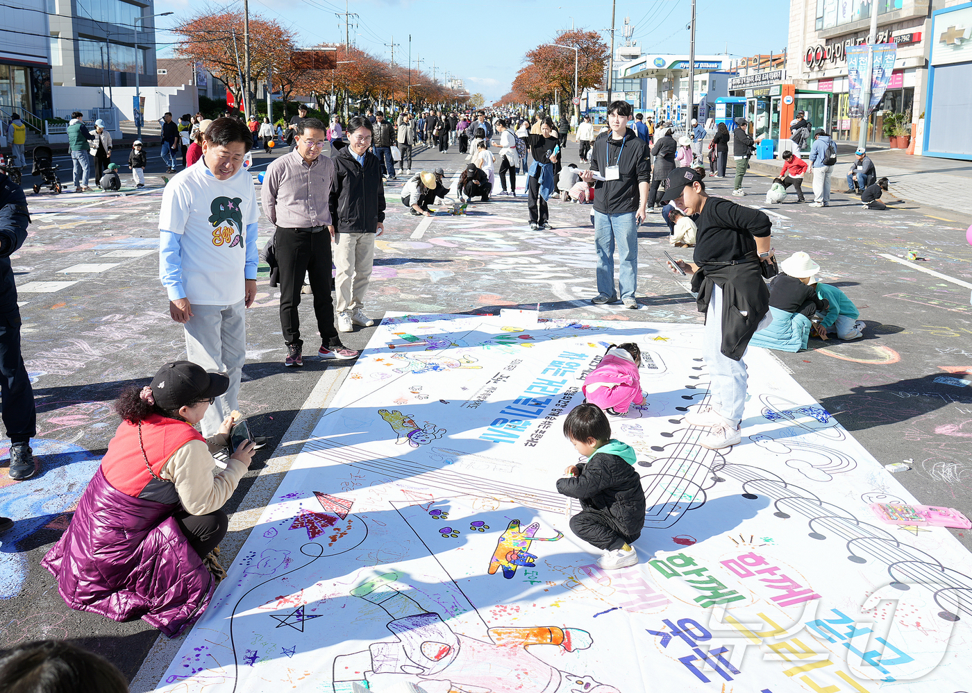 (제주=뉴스1) 오미란 기자 = 화창한 가을 날씨를 보인 30일 제주시 연삼로 일대에서 제주특별자치도가 주최한 '2025 제2회 차 없는 거리 걷기행사'가 열리고 있다.(제주특별자 …