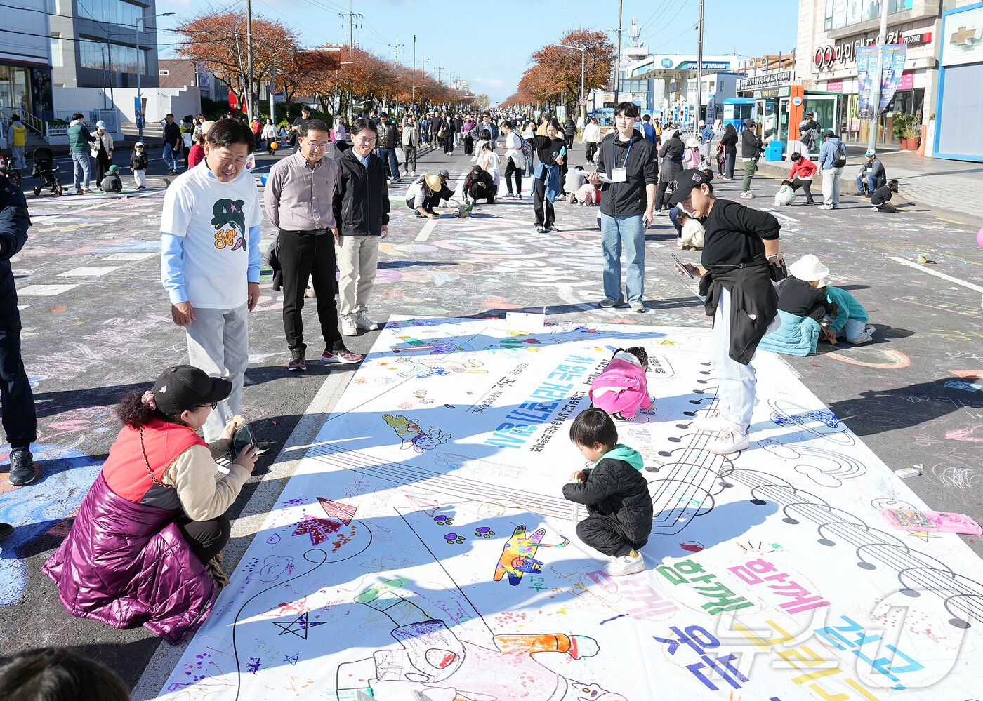 본문 이미지 - 화창한 가을 날씨를 보인 30일 제주시 연삼로 일대에서 제주특별자치도가 주최한 '2025 제2회 차 없는 거리 걷기행사'가 열리고 있다.(제주특별자치도 제공, 재판매 및 DB 금지) 2025.11.30/뉴스1 