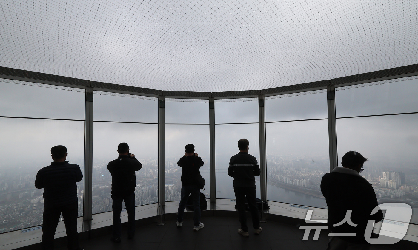(서울=뉴스1) 장수영 기자 = 서울 등 수도권 지역 미세먼지가 나쁨 수준을 보인 30일 오전 서울 송파구 서울스카이에서 바라본 도심이 미세먼지로 뿌옇게 보이고 있다. 2025.1 …