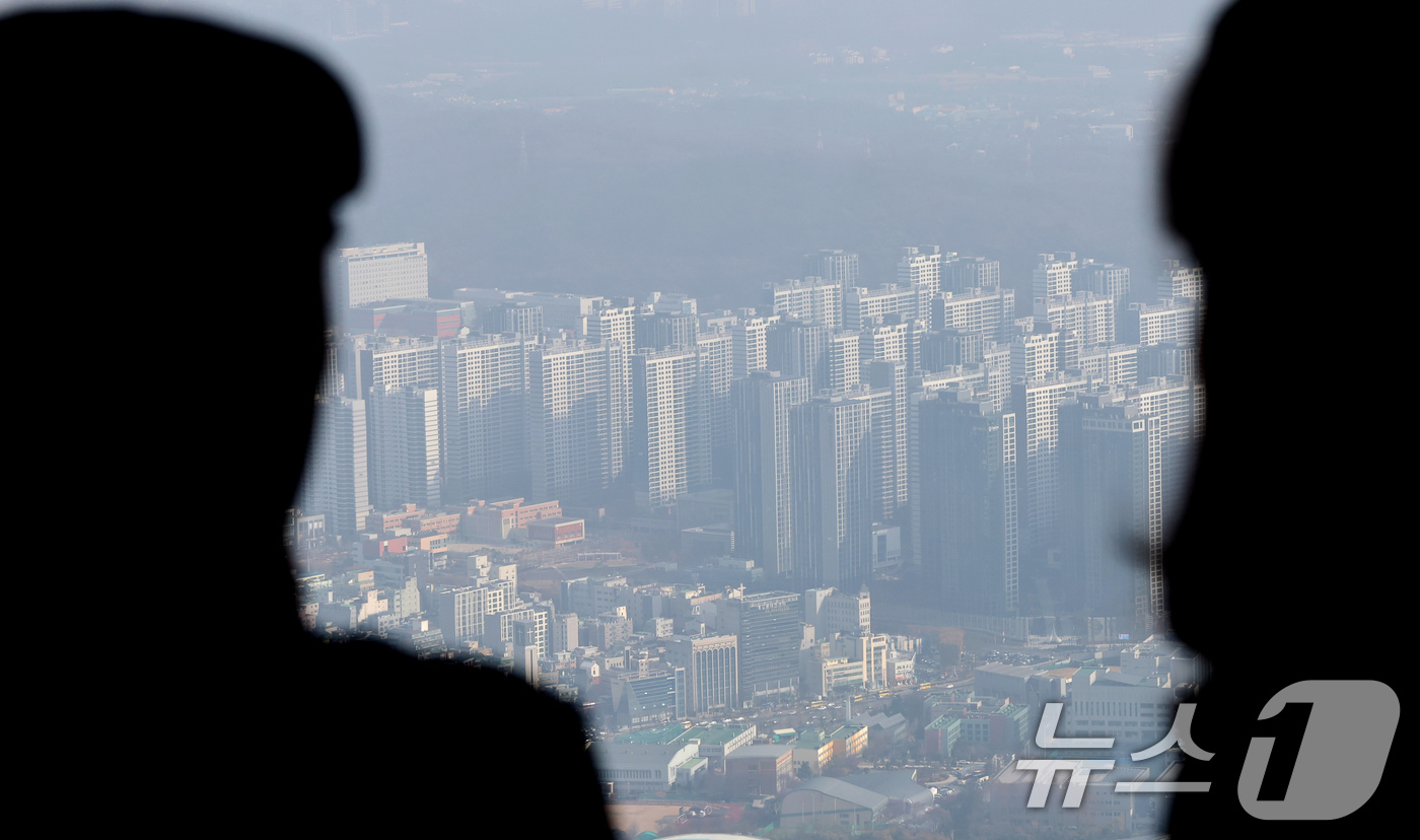 (서울=뉴스1) 장수영 기자 = 서울 등 수도권 지역 미세먼지가 나쁨 수준을 보인 30일 오전 서울 송파구 서울스카이에서 바라본 도심이 미세먼지로 뿌옇게 보이고 있다. 2025.1 …