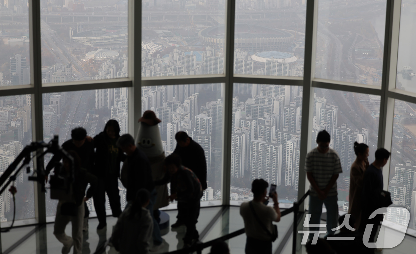 (서울=뉴스1) 장수영 기자 = 서울 등 수도권 지역 미세먼지가 나쁨 수준을 보인 30일 오전 서울 송파구 서울스카이에서 바라본 도심이 미세먼지로 뿌옇게 보이고 있다. 2025.1 …