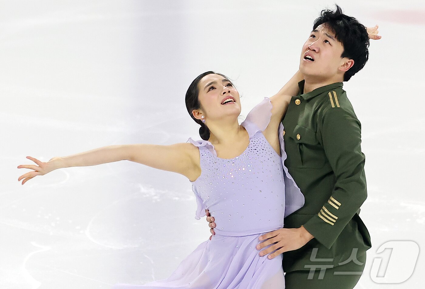 본문 이미지 - 임해나와 권예 조가 30일 서울 양천구 목동아이스링크에서 열린 2025 KB금융 전국남녀 피겨스케이팅 회장배 랭킹대회 아이스댄스 프리 프로그램 연기를 펼친 뒤 팬들에게 인사하고 있다. 2025.11.30/뉴스1 ⓒ News1 김진환 기자