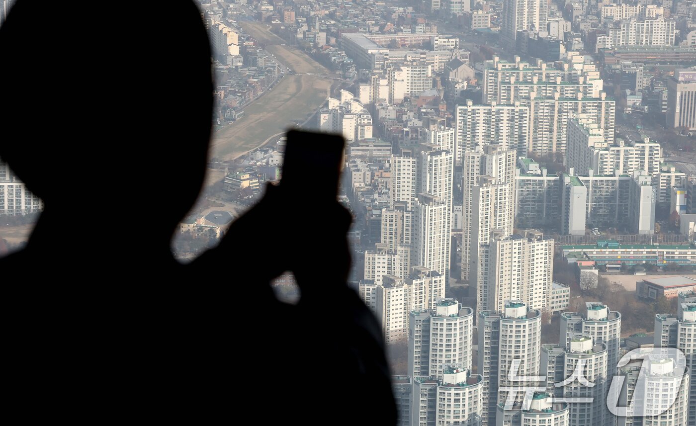 본문 이미지 - 30일 오전 서울 송파구 서울스카이에서 서울의 아파트 단지가 보이고 있다. 국토교통부 실거래가 시스템에 따르면 올해 11월까지 서울 아파트 거래 건수&#40;이하 공공기관 매수 제외&#41; 7만 5339건 가운데 현재까지 해제 신고가 이뤄진 경우는 총 5598건으로 전체 계약의 7.4%에 달했다. 이는 계약 해제 여부가 공개되기 시작한 2020년 이후 가장 높은 수치다. 2025.11.30/뉴스1 ⓒ News1 장수영 기자