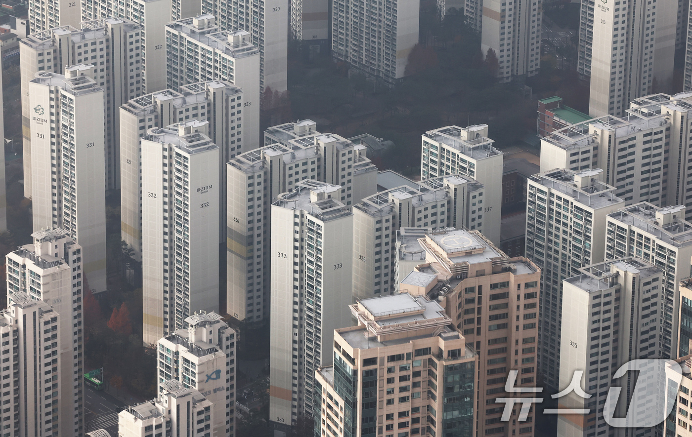 (서울=뉴스1) 장수영 기자 = 30일 오전 서울 송파구 서울스카이에서 서울의 아파트 단지가 보이고 있다.국토교통부 실거래가 시스템에 따르면 올해 11월까지 서울 아파트 거래 건수 …