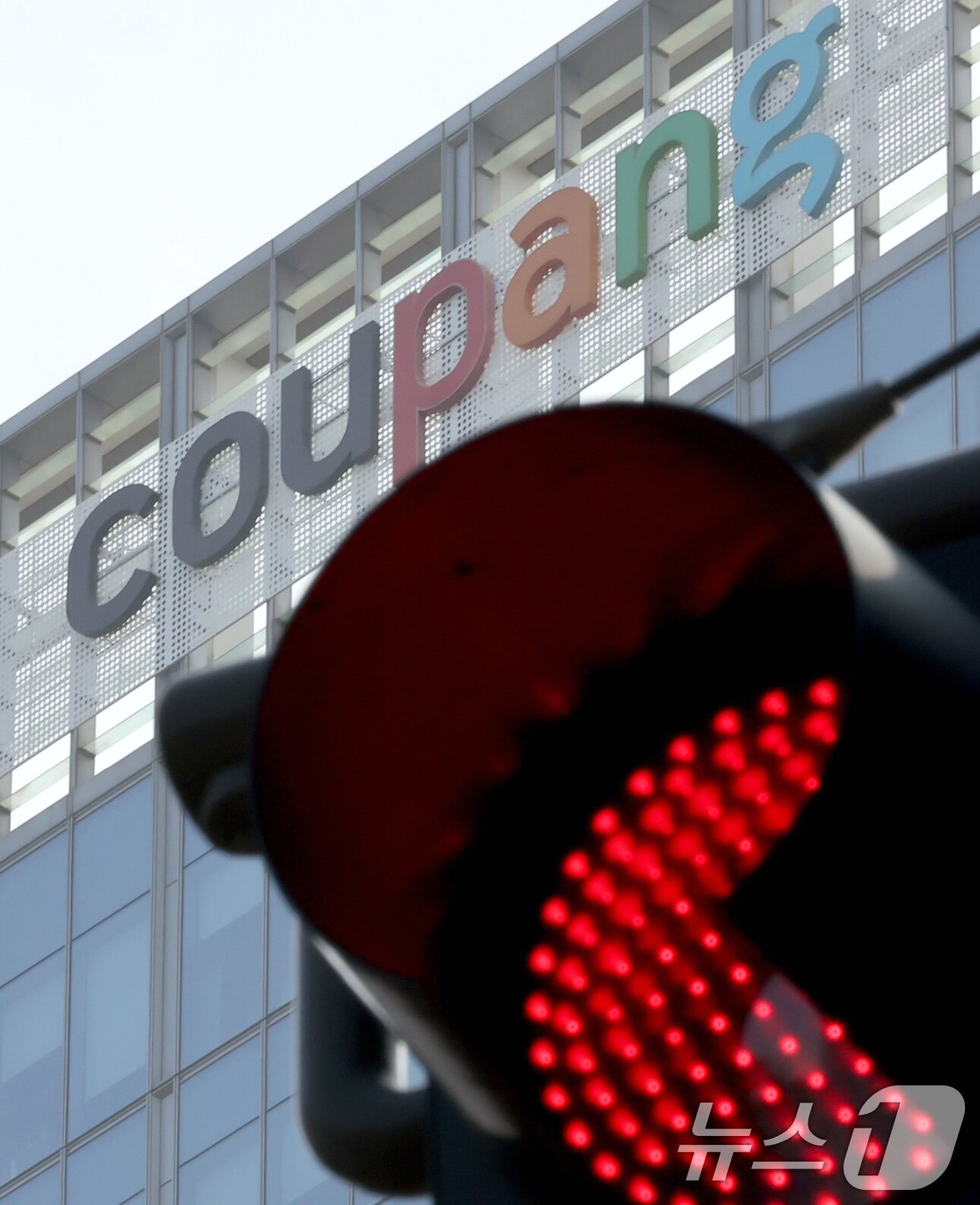 본문 이미지 - 30일 서울 송파구에 위치한 쿠팡 본사의 모습. 국내 최대 이커머스 업체 쿠팡에서 3370만 개의 고객 계정 정보가 유출된 사건 발생했다. 서울경찰청 사이버수사대는 지난 25일 쿠팡 측으로부터 이번 개인정보 유출 사고와 관련한 고소장을 접수해 수사를 진행하고 있다. 2025.11.30/뉴스1 ⓒ News1 장수영 기자