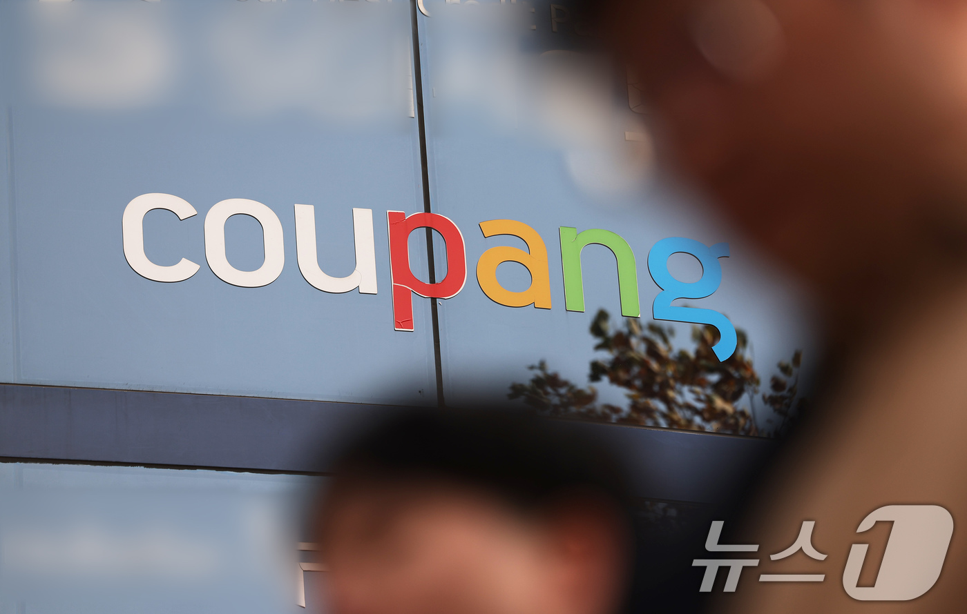 (서울=뉴스1) 장수영 기자 = 30일 서울 송파구에 위치한 쿠팡 본사의 모습.국내 최대 이커머스 업체 쿠팡에서 3370만 개의 고객 계정 정보가 유출된 사건 발생했다.서울경찰청 …