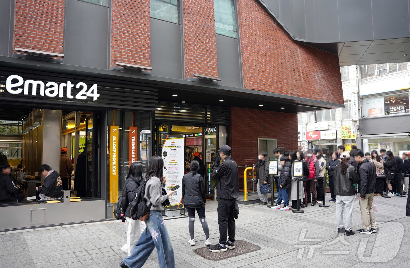 본문 이미지 - 지난해 11월 30일 서울 성동구 이마트24 플래그십스토어 '트렌드랩 성수점’을 찾은 시민들이 굿즈와 매장을 구경하기 위해 줄을 서 있다. (이마트24 제공. 재판매 및 DB금지) 2025.11.30 ⓒ 뉴스1