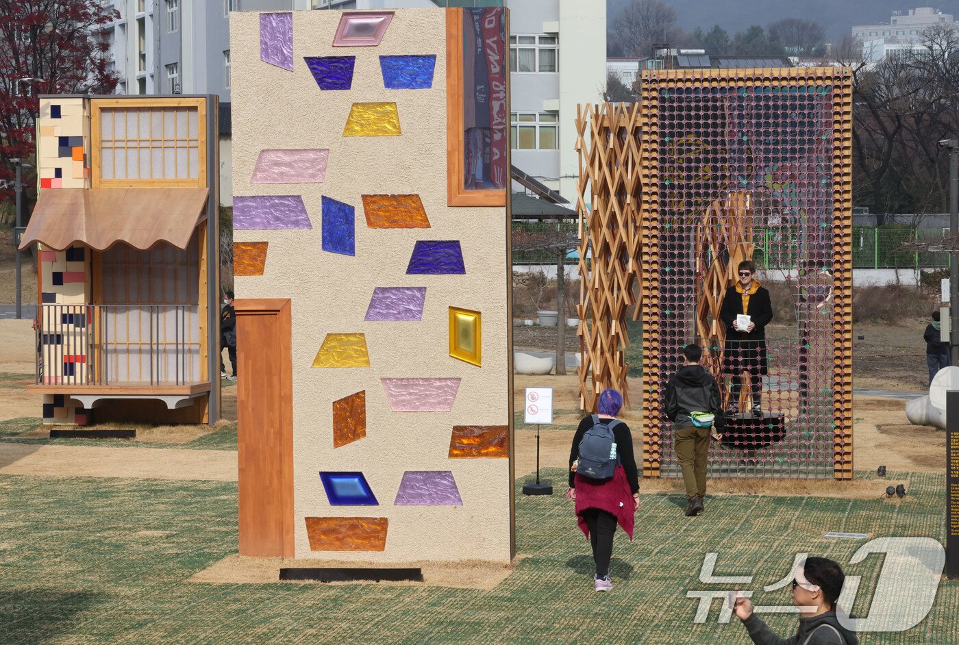 본문 이미지 - 포근한 늦가을 날씨를 보인 30일 오후 서울 종로구 열린송현 녹지광장을 찾은 시민들과 외국인 관광객들이 여유로운 시간을 보내고 있다. 2025.11.30/뉴스1 ⓒ News1 이광호 기자