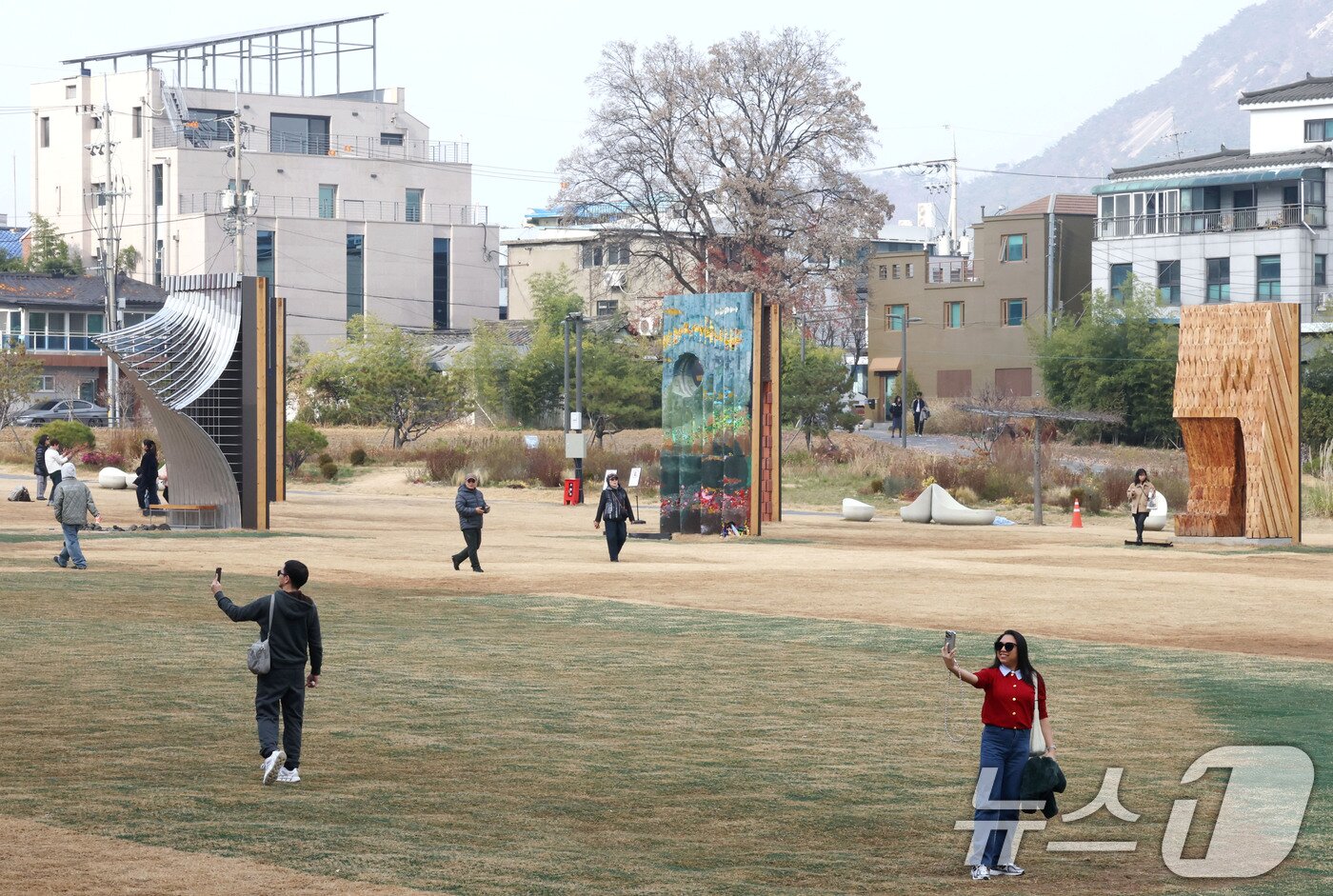 본문 이미지 - 포근한 늦가을 날씨를 보인 30일 오후 서울 종로구 열린송현 녹지광장을 찾은 시민들과 관광객들이 여유로운 시간을 보내고 있다. 2025.11.30/뉴스1 ⓒ News1 이광호 기자