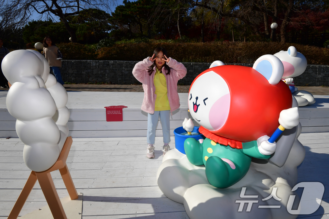 (포항=뉴스1) 최창호 기자 = 30일 포스코가 경북 포항시 남구 영일대 호수공원에 설치한 '포석호' 캐릭터가 어린이들의 사랑을 독차지하고 있다.포석호는 '포스코 귀염둥이 사원' …