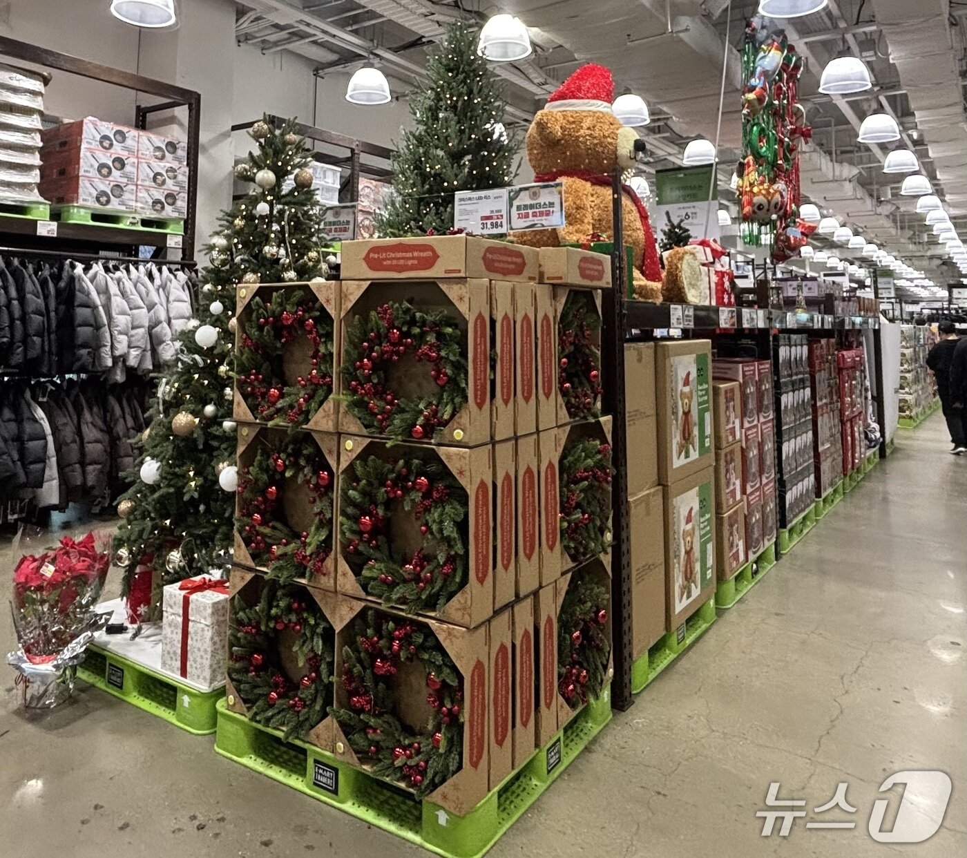 본문 이미지 - 30일 부산시민공원 주변에 있는 한 창고형 대형마트 모습. 연말 분위기의 인테리어 소품 등이 전면 배치된 가운데 많은 시민들이 겨울 점퍼 등을 살펴봤다. 2025.11.30 ⓒ 뉴스1 홍윤 기자