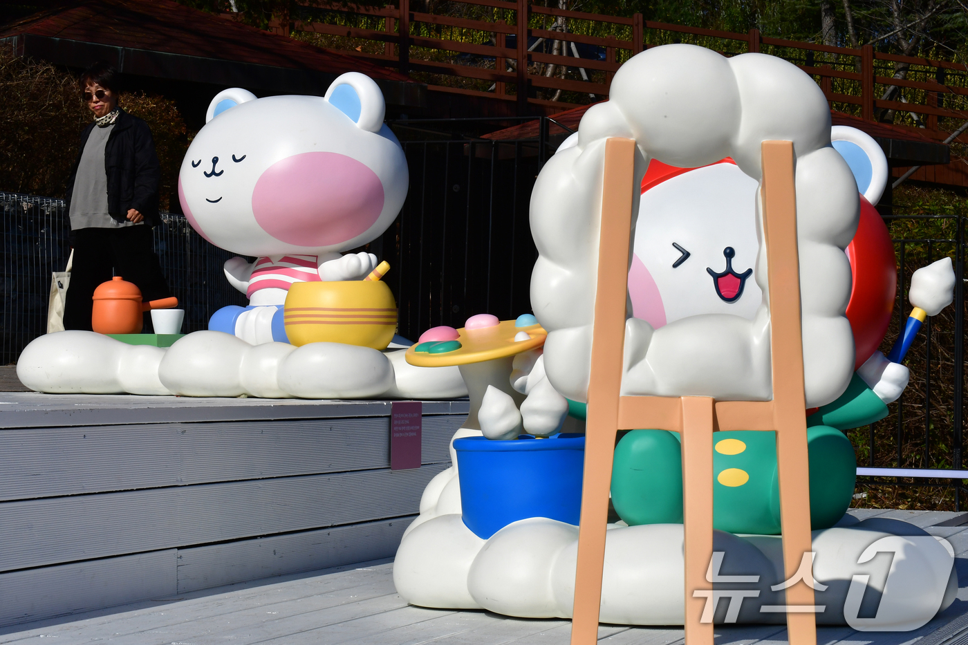 (포항=뉴스1) 최창호 기자 = 30일 포스코가 경북 포항시 남구 영일대 호수공원에 설치한 '포석호' 캐릭터 인형이 시민들의 시선을 사로 잡고 있다.포석호는 '포스코 귀염둥이 사원 …