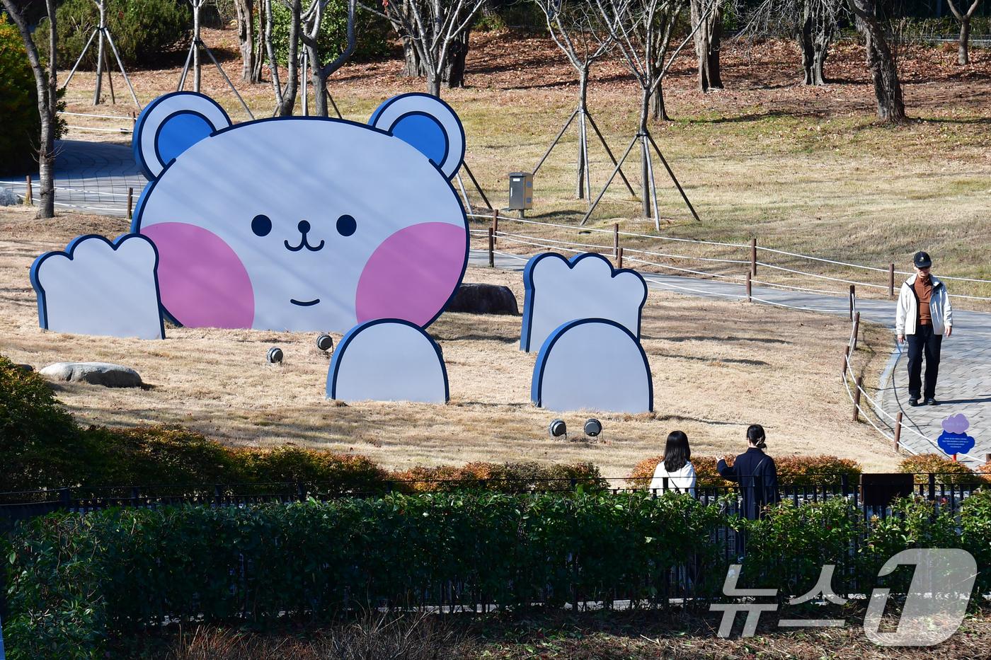 (포항=뉴스1) 최창호 기자 = 30일 포스코가 경북 포항시 남구 영일대 호수공원에 설치한 '포석호' 캐릭터 인형이 시민들의 시선을 사로 잡고 있다.포석호는 '포스코 귀염둥이 사원 …