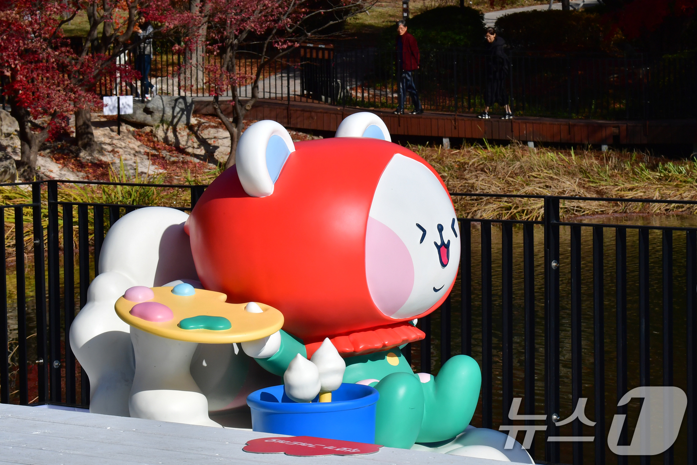 (포항=뉴스1) 최창호 기자 = 30일 포스코가 경북 포항시 남구 영일대 호수공원에 설치한 '포석호' 캐릭터 인형이 시민들의 시선을 사로 잡고 있다.포석호는 '포스코 귀염둥이 사원 …