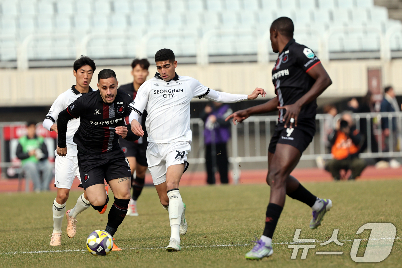 (부천=뉴스1) 황기선 기자 = 30일 오후 경기 부천시 부천종합운동장에서 열린 하나은행 프로축구 K리그2 플레이오프(PO) 부천FC와 성남FC의 경기에서 부천 바사니가 돌파를 하 …