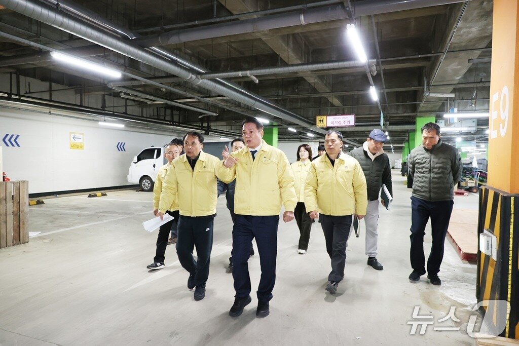 본문 이미지 - 최대호 안양시장&#40;가장 앞쪽&#41;과 관계 공무원들이 지난해 12월 4일 농수산물도매시장 지하주차장에서 현장을 살펴보며 지원대책을 논의하고 있다.&#40;안양시 제공. 재판매 및 DB금지&#41;/뉴스1