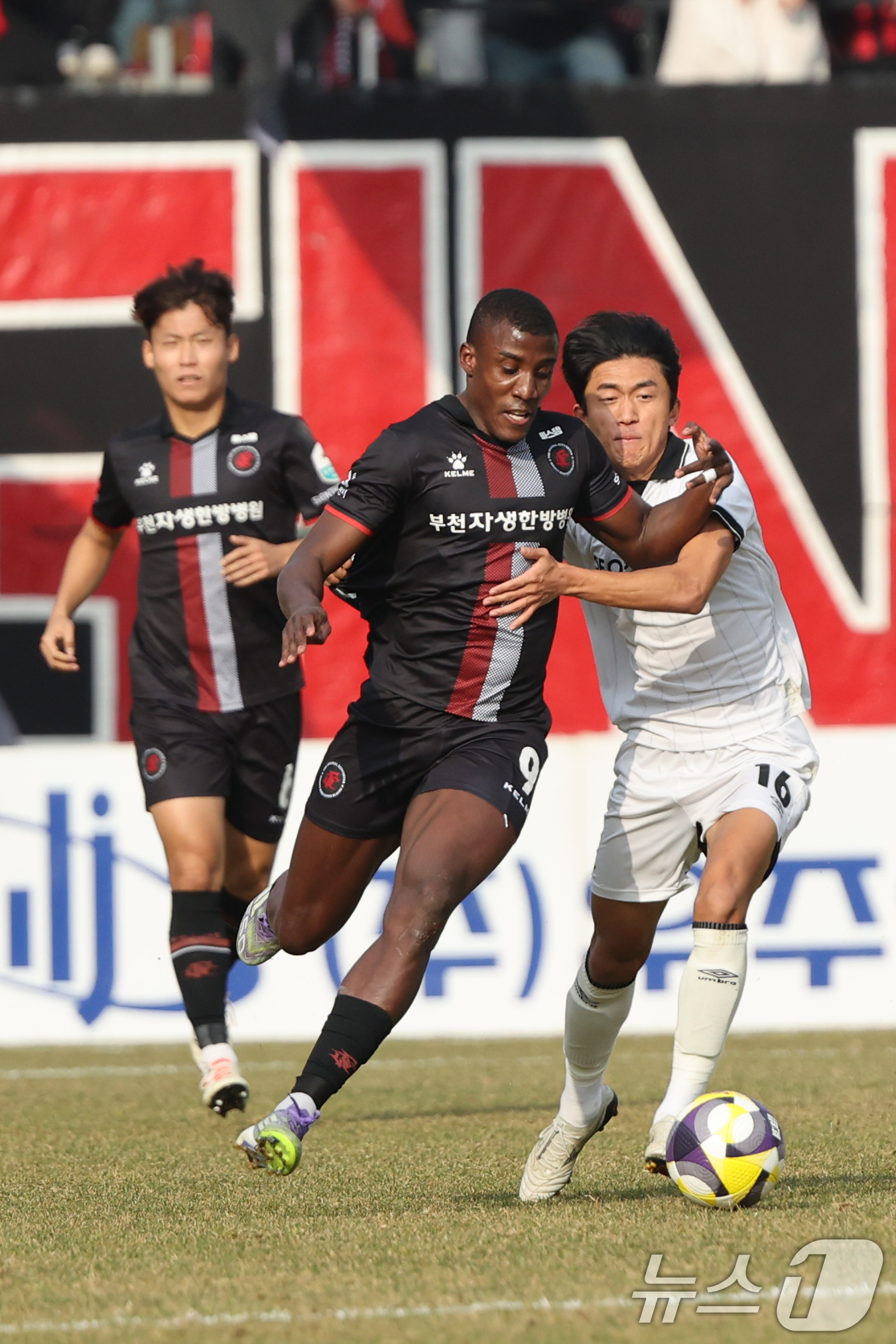 (부천=뉴스1) 황기선 기자 = 30일 오후 경기 부천시 부천종합운동장에서 열린 하나은행 프로축구 K리그2 플레이오프(PO) 부천FC와 성남FC의 경기에서 부천 몬타뇨와  성남 류 …