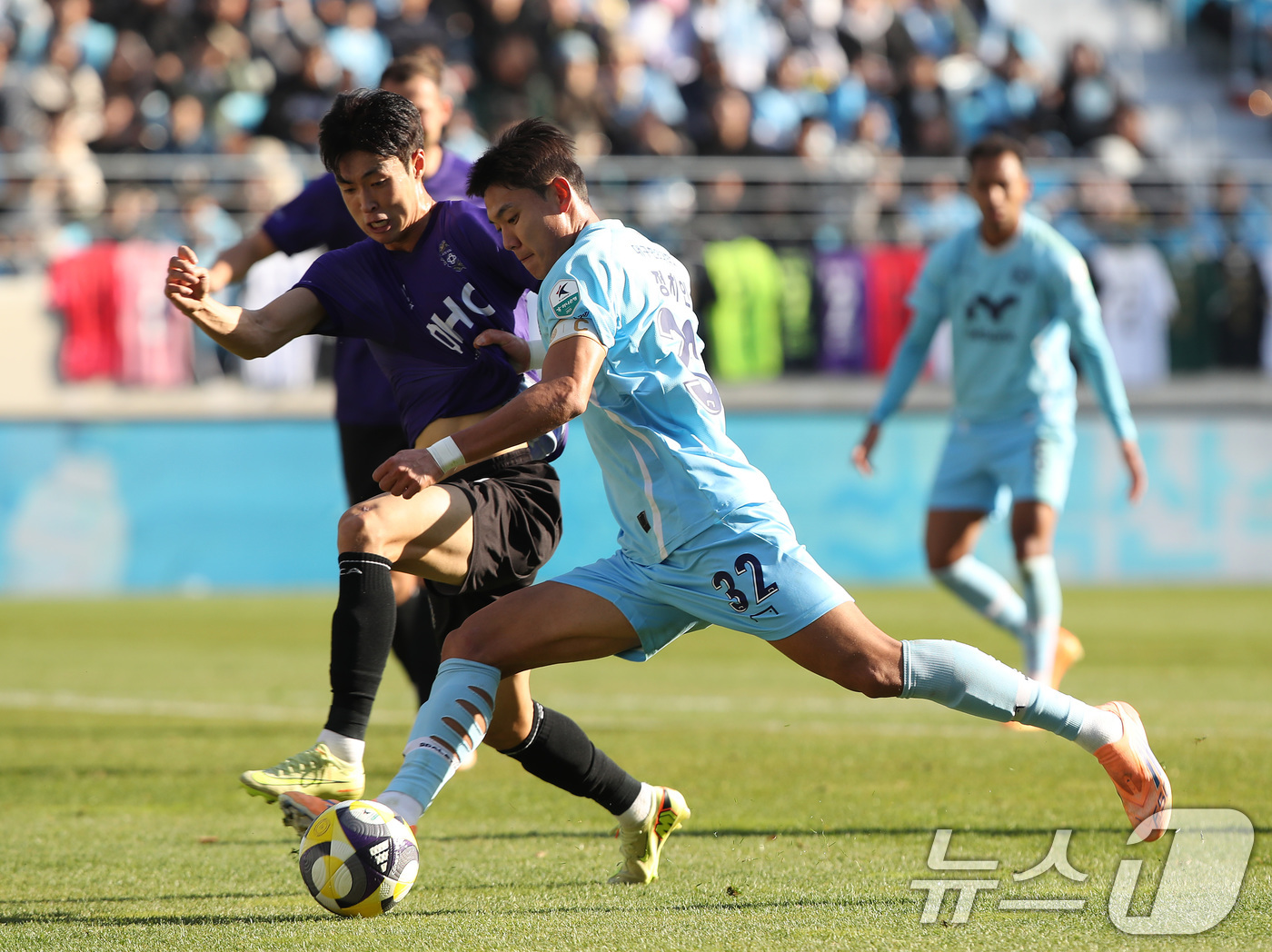 (대구=뉴스1) 공정식 기자 = 30일 오후 대구 북구 대구iM뱅크PARK에서 열린 하나은행 K리그1 2025 38라운드 최종전 대구FC와 FC안양의 경기, 전반전 대구 정치인이 …