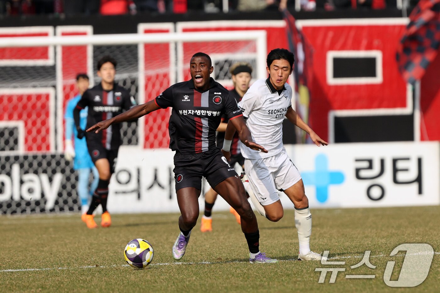 본문 이미지 - 30일 오후 경기 부천시 부천종합운동장에서 열린 하나은행 프로축구 K리그2 플레이오프&#40;PO&#41; 부천FC와 성남FC의 경기에서 부천 몬타뇨와 성남 류준선이 몸싸움을 하고 있다. 이날 승리하는 팀은 K리그1 10위팀과 승강 플레이오프&#40;승강PO&#41;에서 격돌한다. 2025.11.30/뉴스1 ⓒ News1 황기선 기자