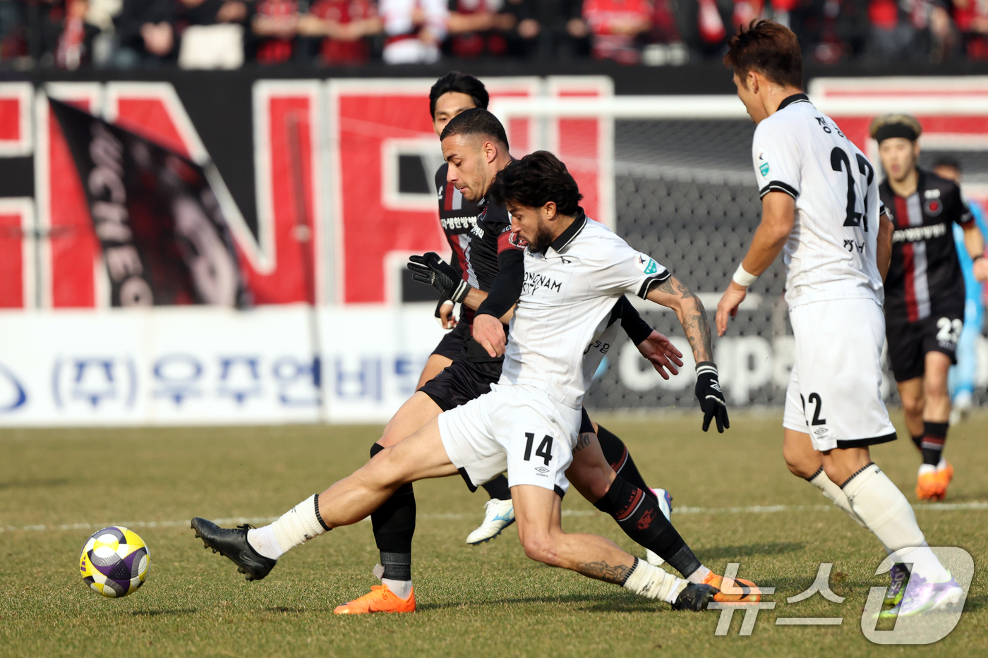 (부천=뉴스1) 황기선 기자 = 30일 오후 경기 부천시 부천종합운동장에서 열린 하나은행 프로축구 K리그2 플레이오프(PO) 부천FC와 성남FC의 경기에서 부천 바사니와 성남 프레 …