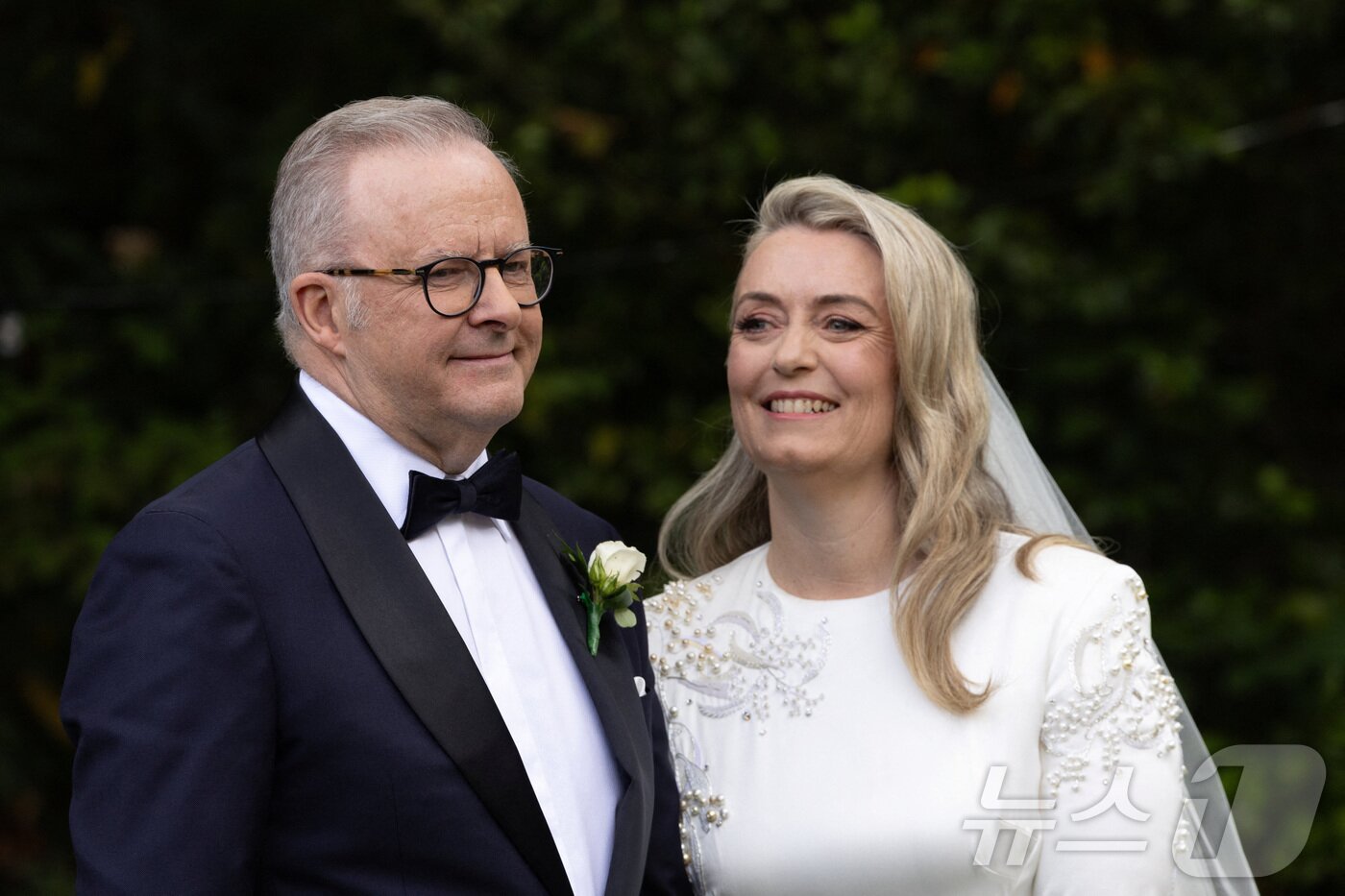 본문 이미지 - 앤서니 앨버니지&#40;62&#41; 호주 총리가 29일&#40;현지시간&#41; 호주 캔버라의 총리관저에서 약혼자인 조디 헤이든&#40;46&#41;과 결혼식을 올리고 있다. ⓒ 로이터=뉴스1
