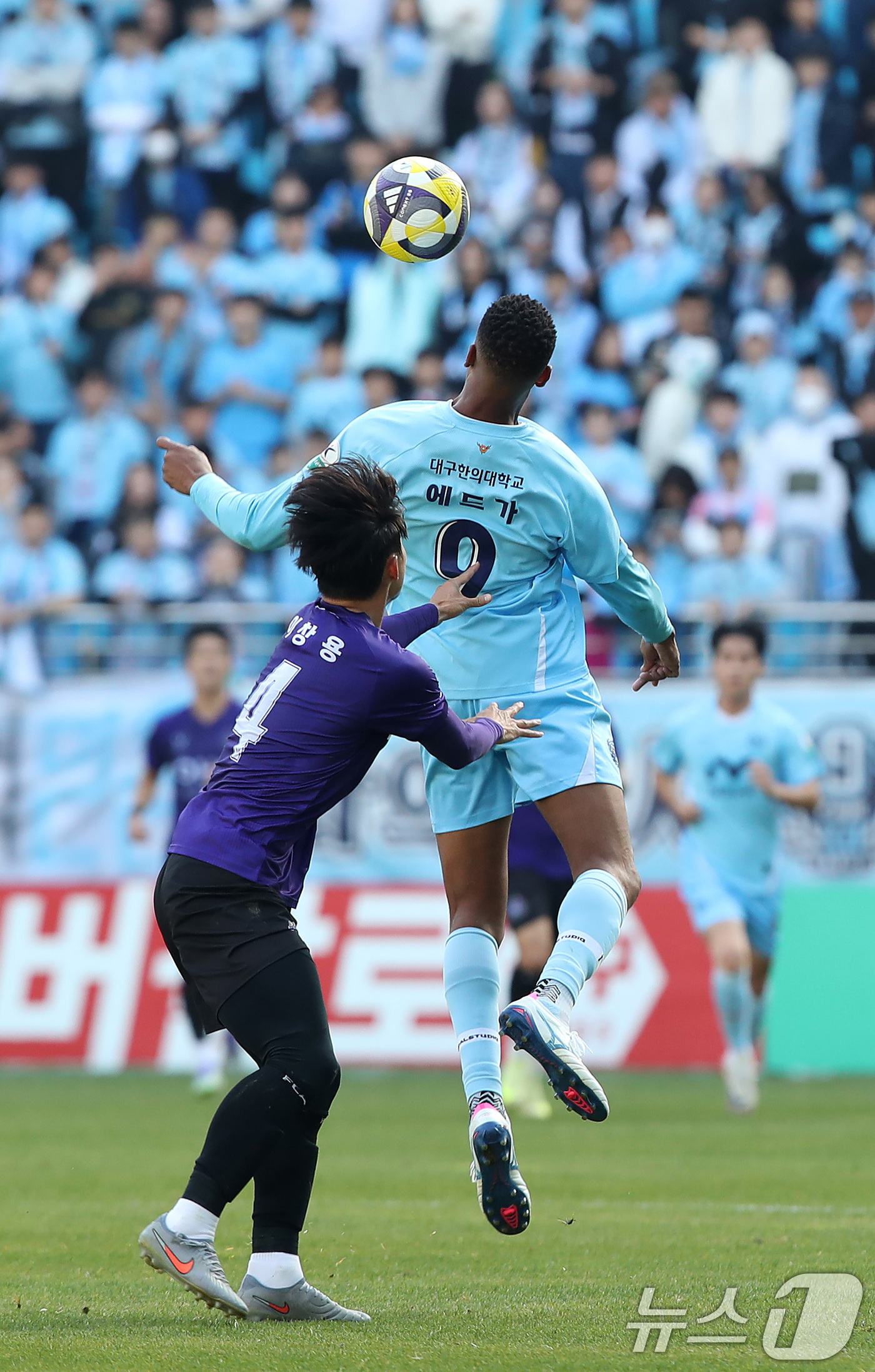 (대구=뉴스1) 공정식 기자 = 30일 오후 대구 북구 대구iM뱅크PARK에서 열린 하나은행 K리그1 2025 38라운드 최종전 대구FC와 FC안양의 경기, 전반전 대구 에드가와 …