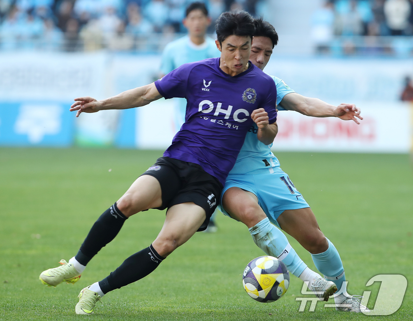 (대구=뉴스1) 공정식 기자 = 30일 오후 대구 북구 대구iM뱅크PARK에서 열린 하나은행 K리그1 2025 38라운드 최종전 대구FC와 FC안양의 경기, 전반전 대구 박대훈과 …