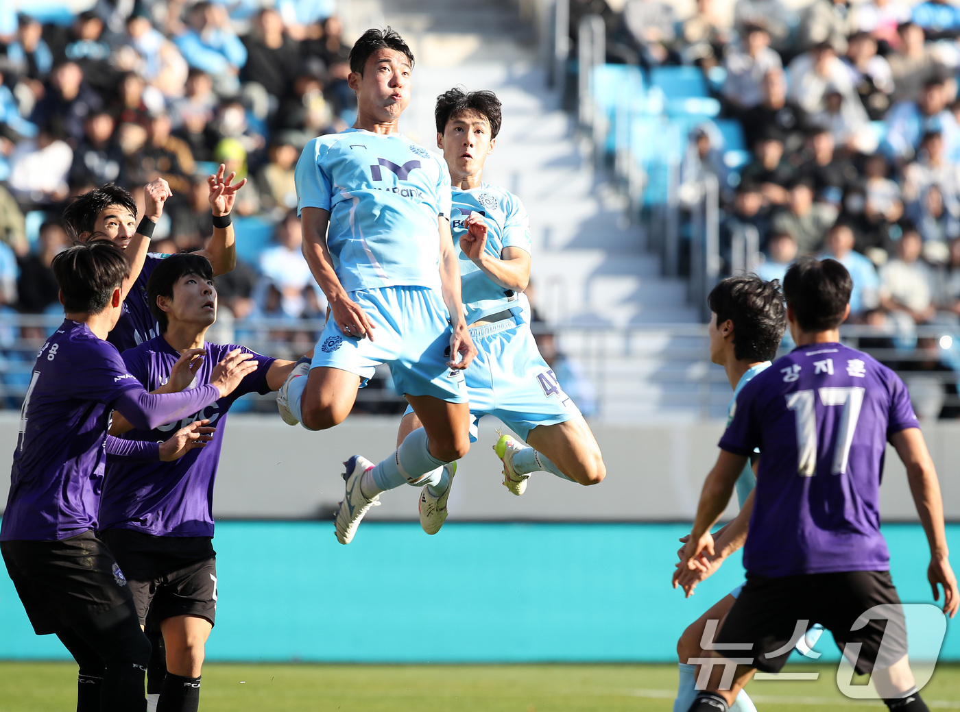 (대구=뉴스1) 공정식 기자 = 30일 오후 대구 북구 대구iM뱅크PARK에서 열린 하나은행 K리그1 2025 38라운드 최종전 대구FC와 FC안양의 경기, 전반전 대구 선수들이 …