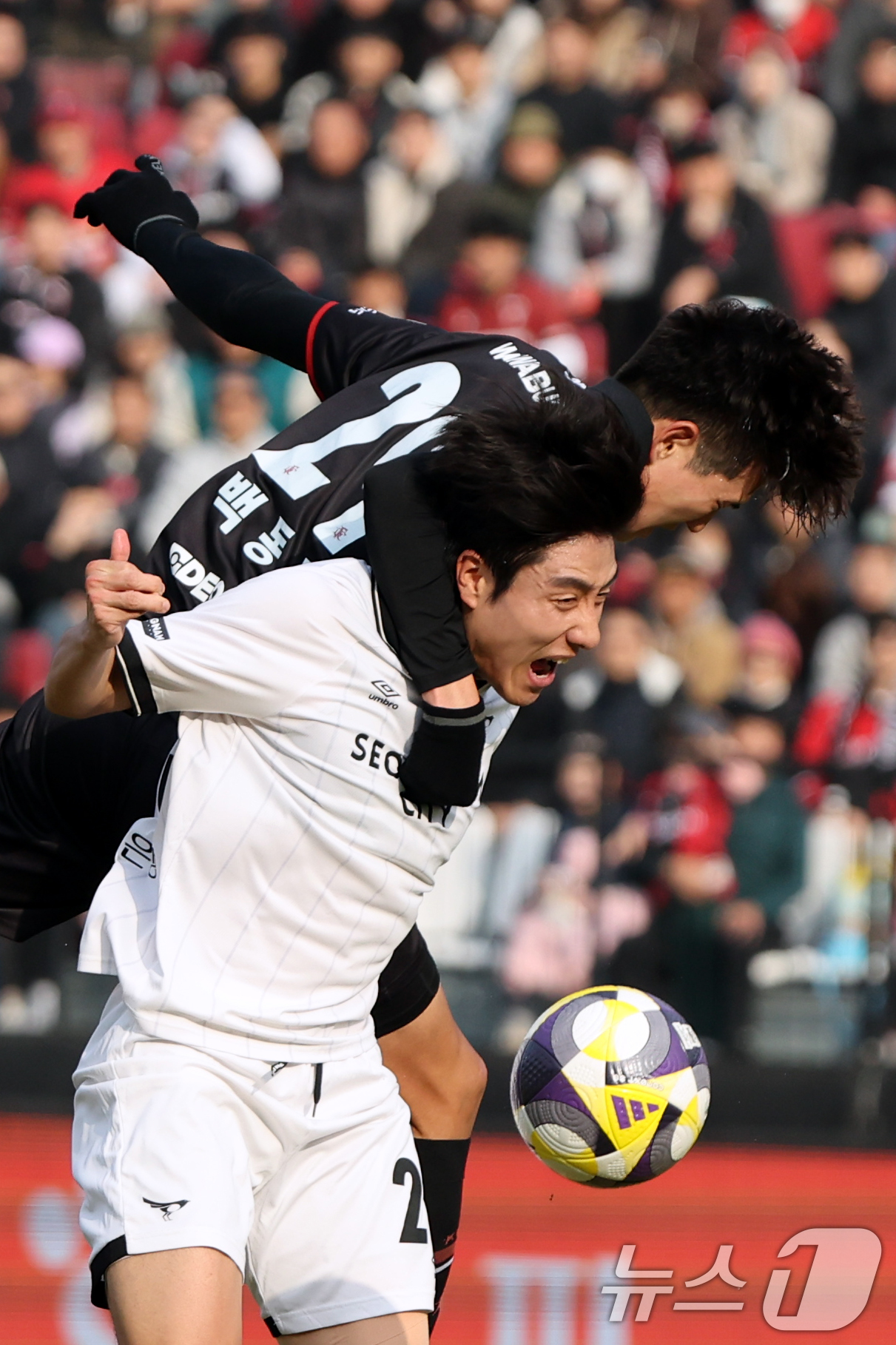 (부천=뉴스1) 황기선 기자 = 30일 오후 경기 부천시 부천종합운동장에서 열린 하나은행 프로축구 K리그2 플레이오프(PO) 부천FC와 성남FC의 경기에서 부천 백동규와 성남 유주 …