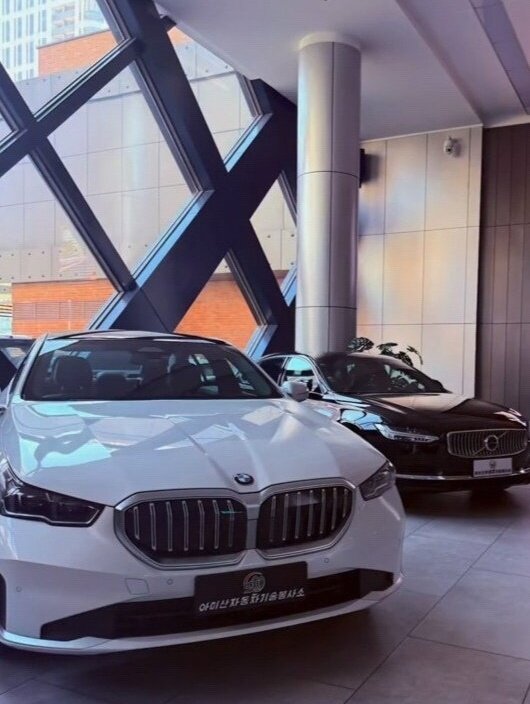 본문 이미지 - 북한 &#39;아미산자동차기술봉사소&#39;에 전시된 &#39;BMW&#39;와 &#39;볼보&#39;. &#40;중국 SNS &#39;샤오홍슈&#39; 갈무리&#41;