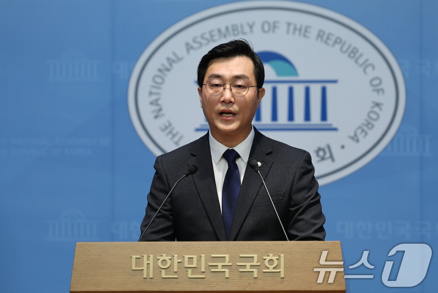 본문 이미지 - 여성 비서관 성추행 의혹에 휩싸인 더불어민주당 장경태 의원이 30일 서울 여의도 국회 소통관에서 입장을 밝히고 있다. 2025.11.30 ⓒ 뉴스1 이승배 기자