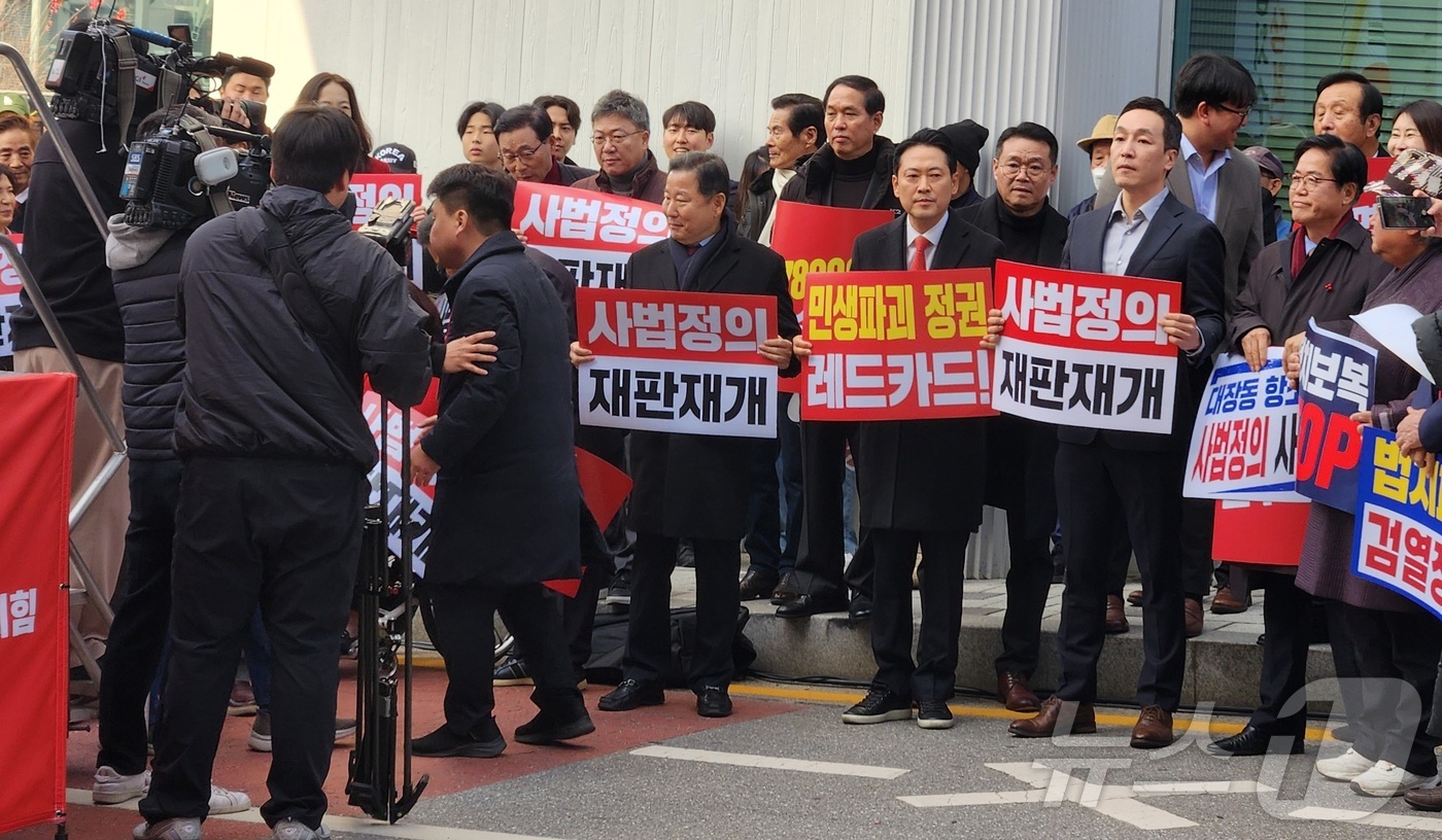 (춘천=뉴스1) 이종재 기자 = 장동혁 국민의힘 대표가 30일 오후 강원 춘천시청 인근에서 열린 '민생회복 법치수호 강원 국민대회'에 참석해 피켓 시위를 하고 있다. 2025.11 …