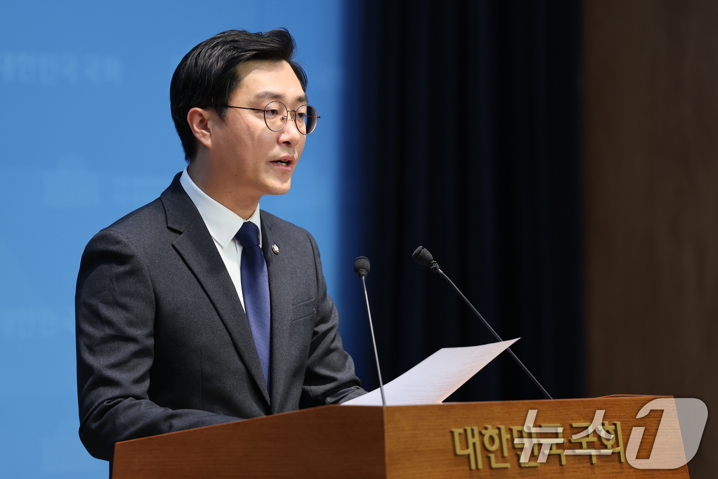 (서울=뉴스1) 이승배 기자 = 여성 비서관 성추행 의혹에 휩싸인 더불어민주당 장경태 의원이 30일 서울 여의도 국회 소통관에서 입장을 밝히고 있다. 2025.11.30/뉴스1