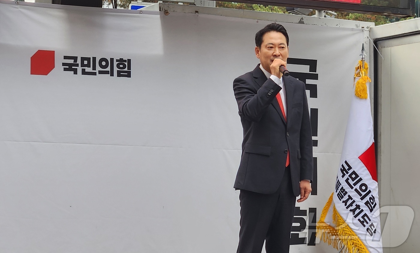 (춘천=뉴스1) 이종재 기자 = 장동혁 국민의힘 대표가 30일 오후 강원 춘천시청 인근에서 열린 '민생회복 법치수호 국민대회 in 강원'에서 발언하고 있다. 2025.11.30/뉴 …