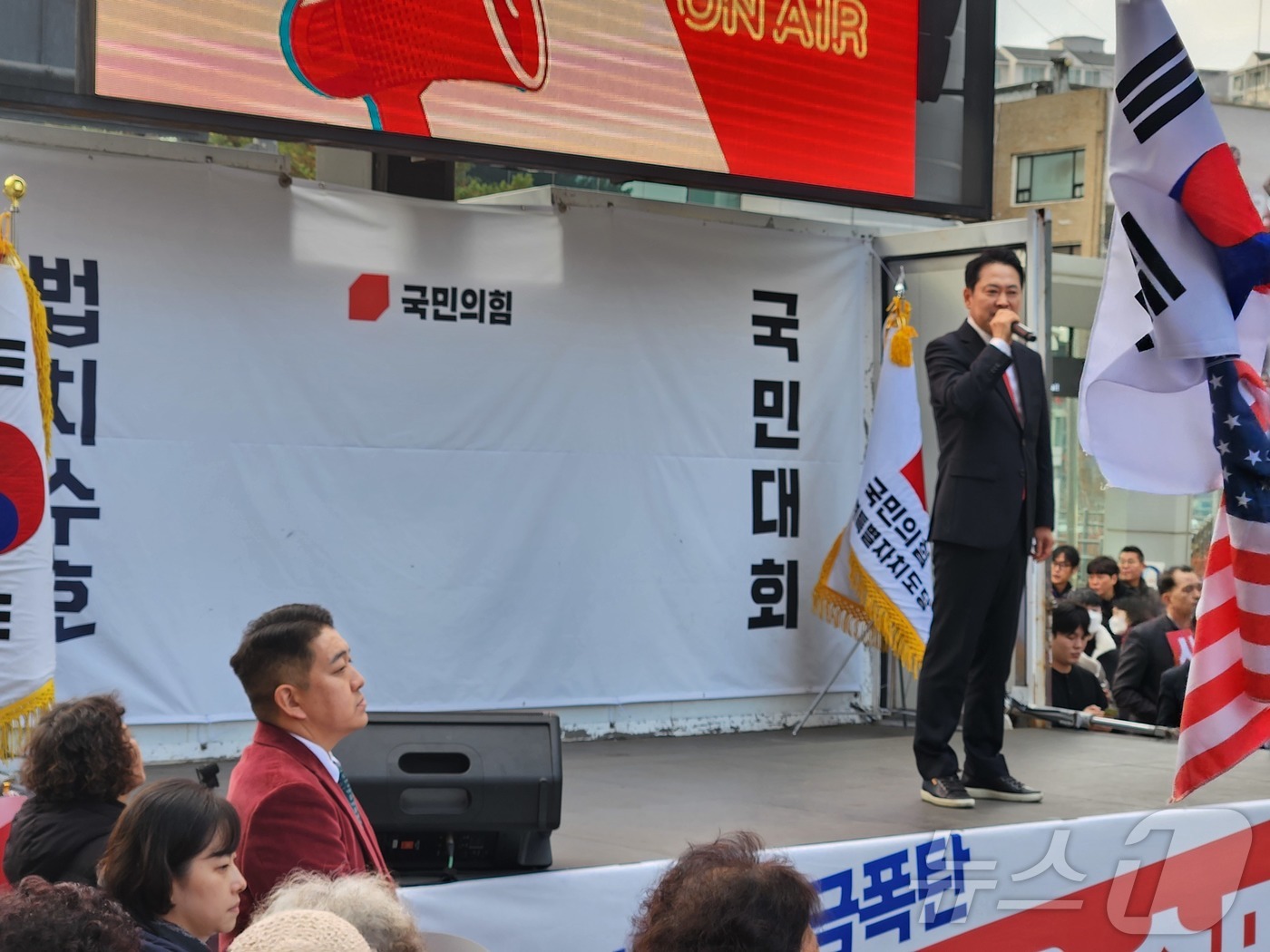 (춘천=뉴스1) 이종재 기자 = 장동혁 국민의힘 대표가 30일 오후 강원 춘천시청 인근에서 열린 '민생회복 법치수호 국민대회 in 강원'에서 발언하고 있다. 2025.11.30/뉴 …