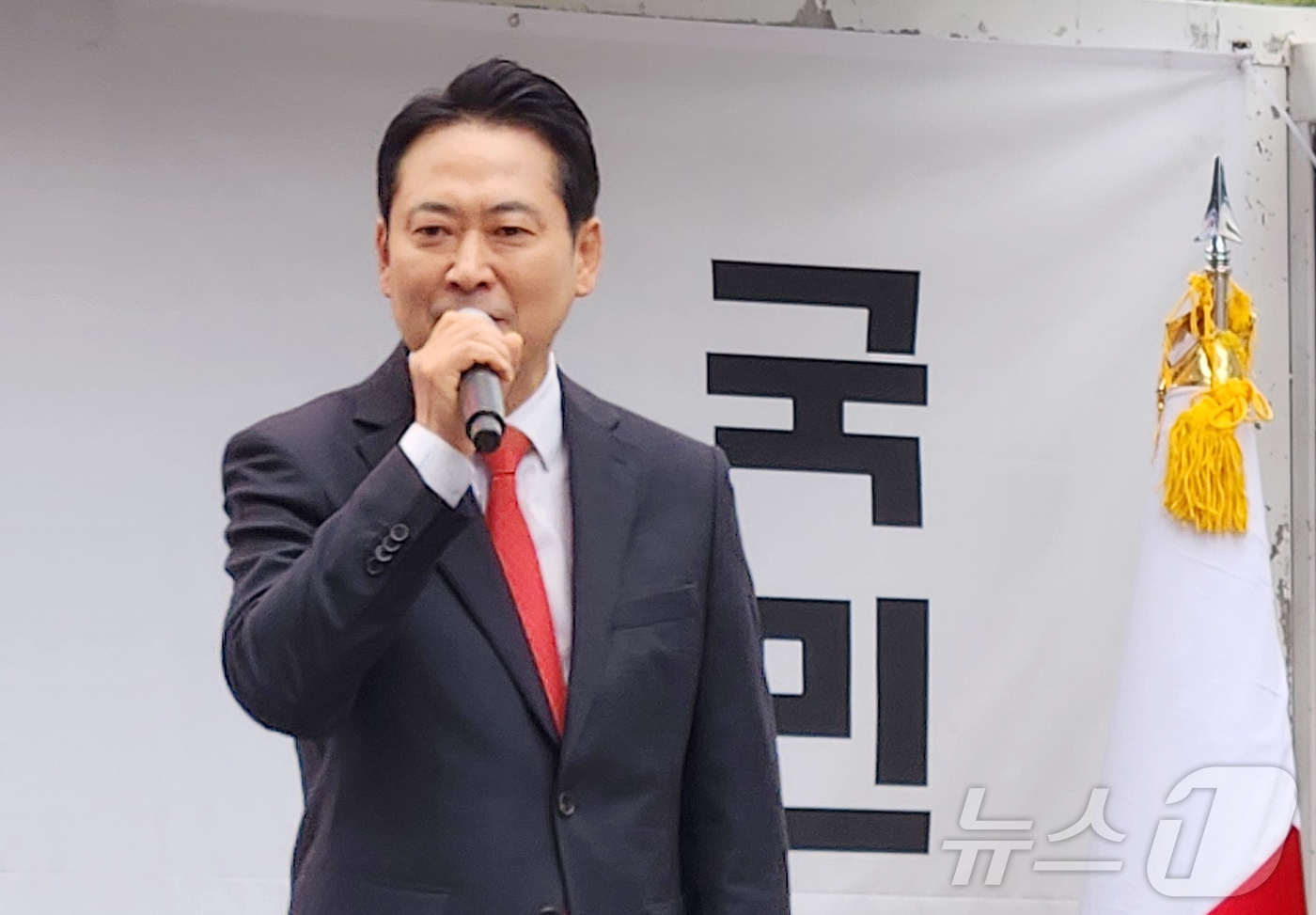 (춘천=뉴스1) 이종재 기자 = 장동혁 국민의힘 대표가 30일 오후 강원 춘천시청 인근에서 열린 '민생회복 법치수호 국민대회 in 강원'에서 발언하고 있다. 2025.11.30/뉴 …