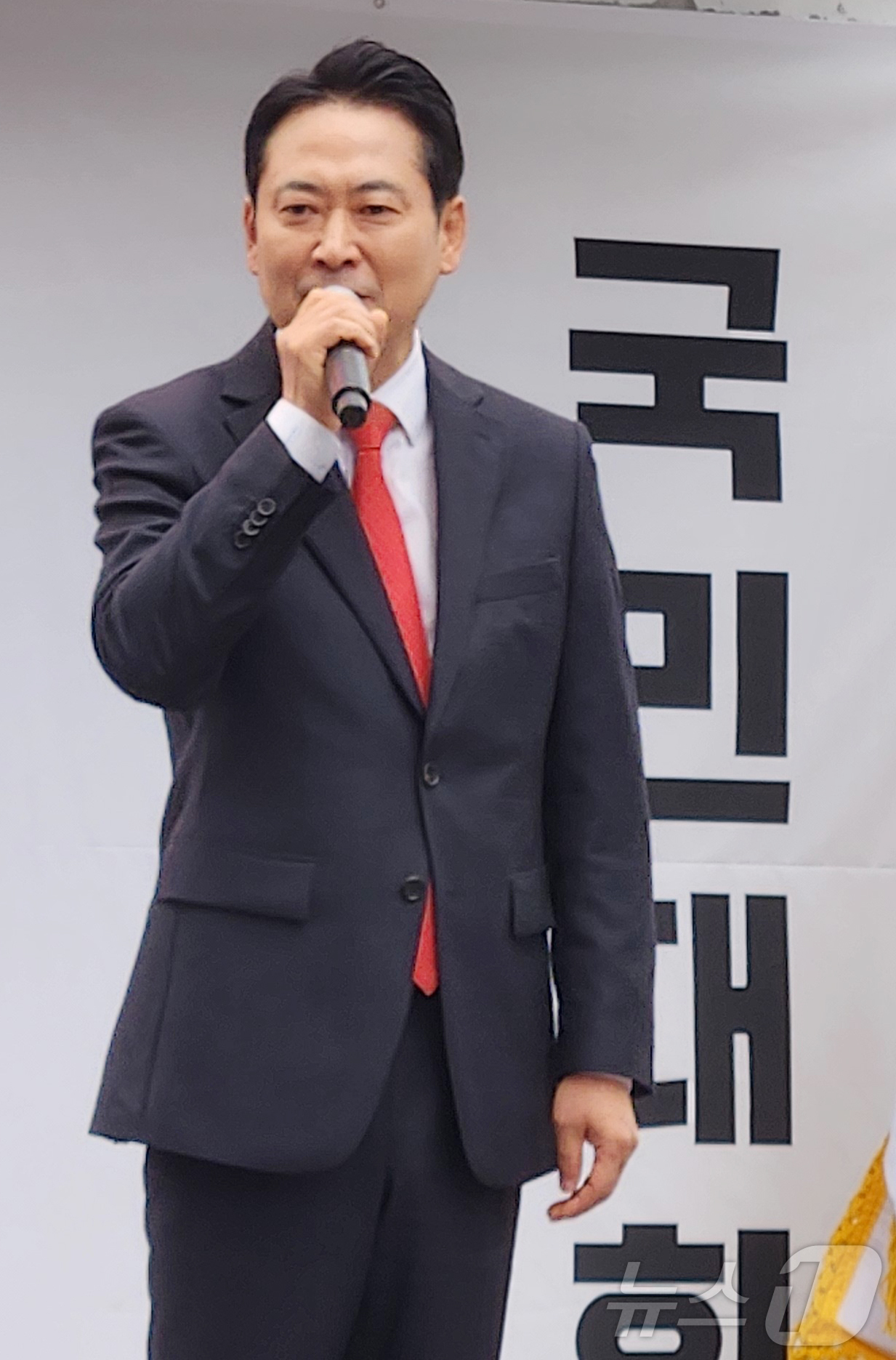 (춘천=뉴스1) 이종재 기자 = 장동혁 국민의힘 대표가 30일 오후 강원 춘천시청 인근에서 열린 '민생회복 법치수호 국민대회 in 강원'에서 발언하고 있다. 2025.11.30/뉴 …