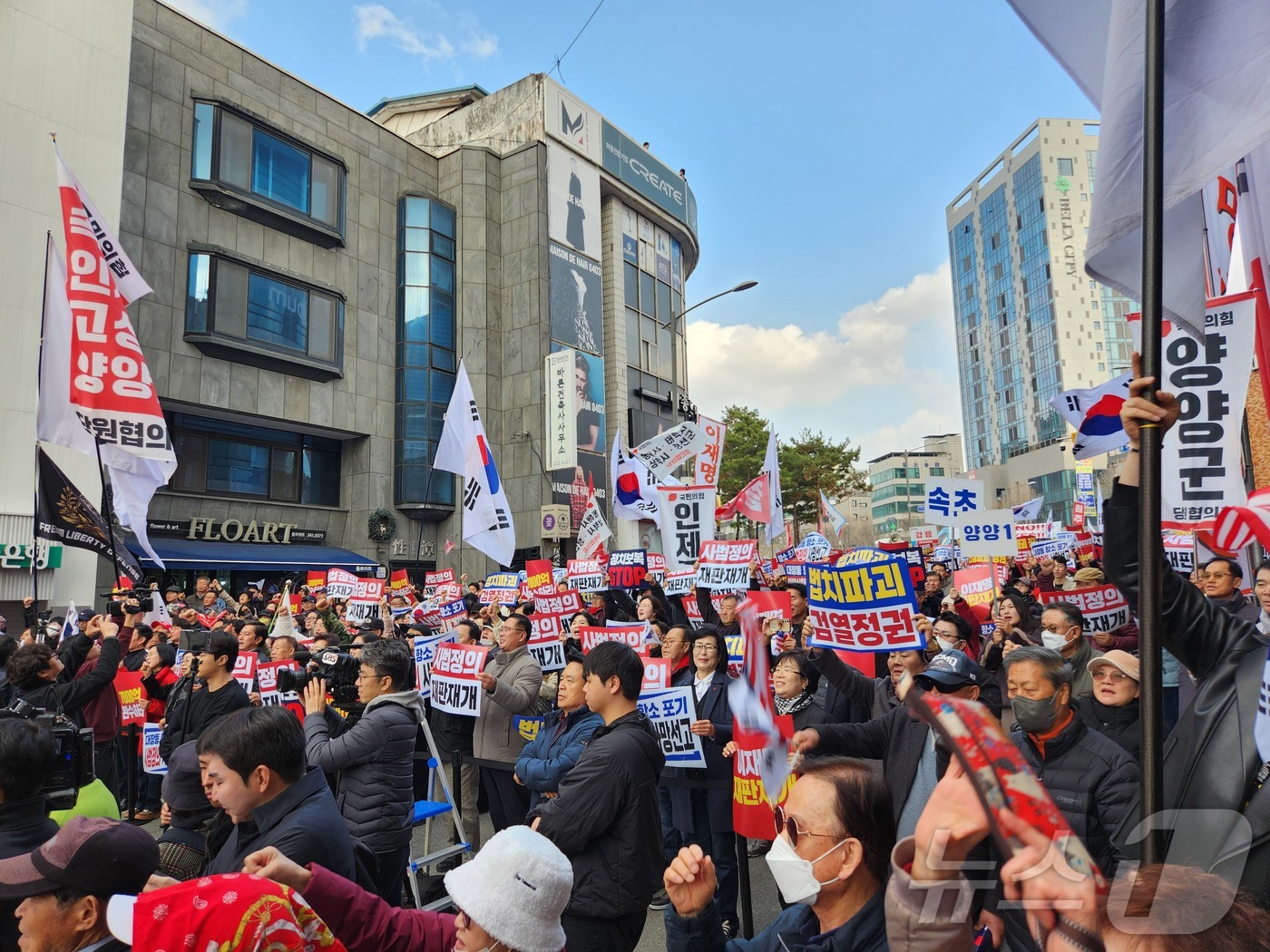 (춘천=뉴스1) 이종재 기자 = 30일 오후 강원 춘천시청 인근에서 국민의힘 '민생회복 법치수호 국민대회 in 강원'이 열리고 있다.이번 국민대회에는 장동혁 당 대표를 비롯해 최고 …