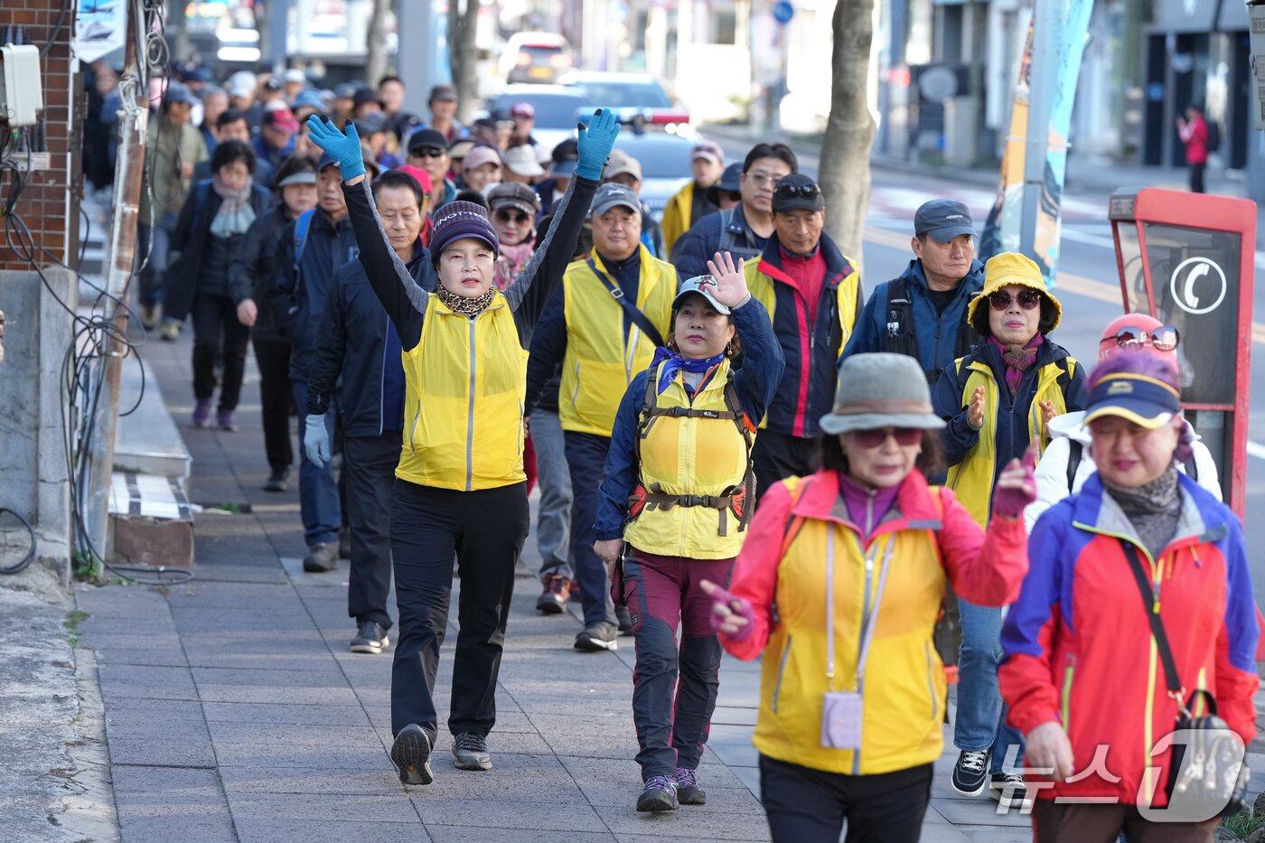 본문 이미지 - 30일 제주시 원도심에서 사단법인 고상돈기념사업회가 주최·주관한 '2025 제15회 산악인 고상돈 전국 걷기대회'가 열리고 있다.(제주특별자치도 제공, 재판매 및 DB 금지) 2025.11.30/뉴스1 