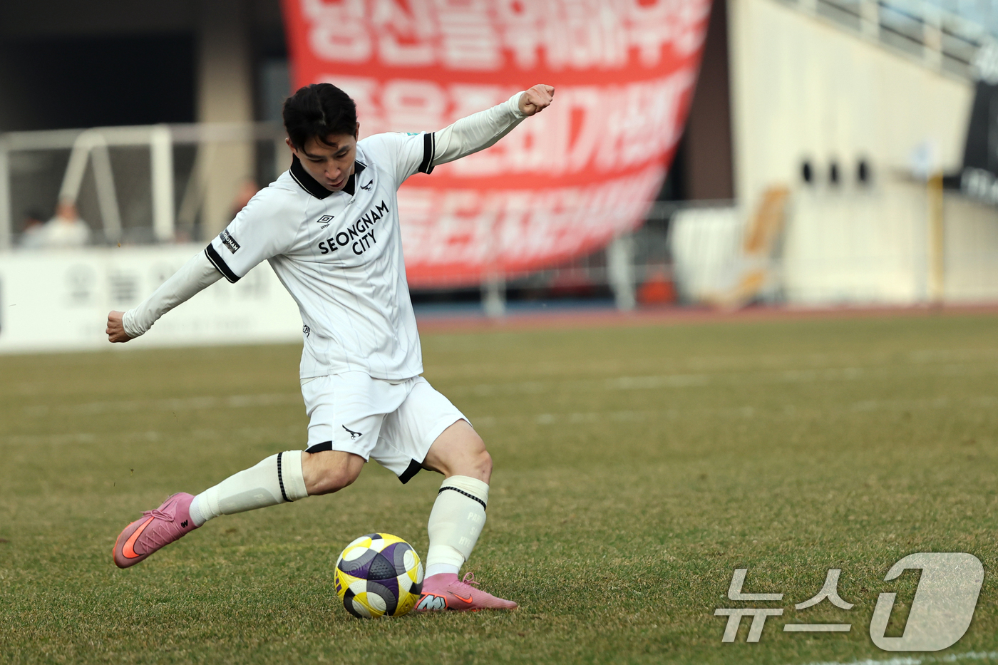 (부천=뉴스1) 황기선 기자 = 30일 오후 경기 부천시 부천종합운동장에서 열린 하나은행 프로축구 K리그2 플레이오프(PO) 부천FC와 성남FC의 경기에서 성남 박상혁이 슛을 하고 …