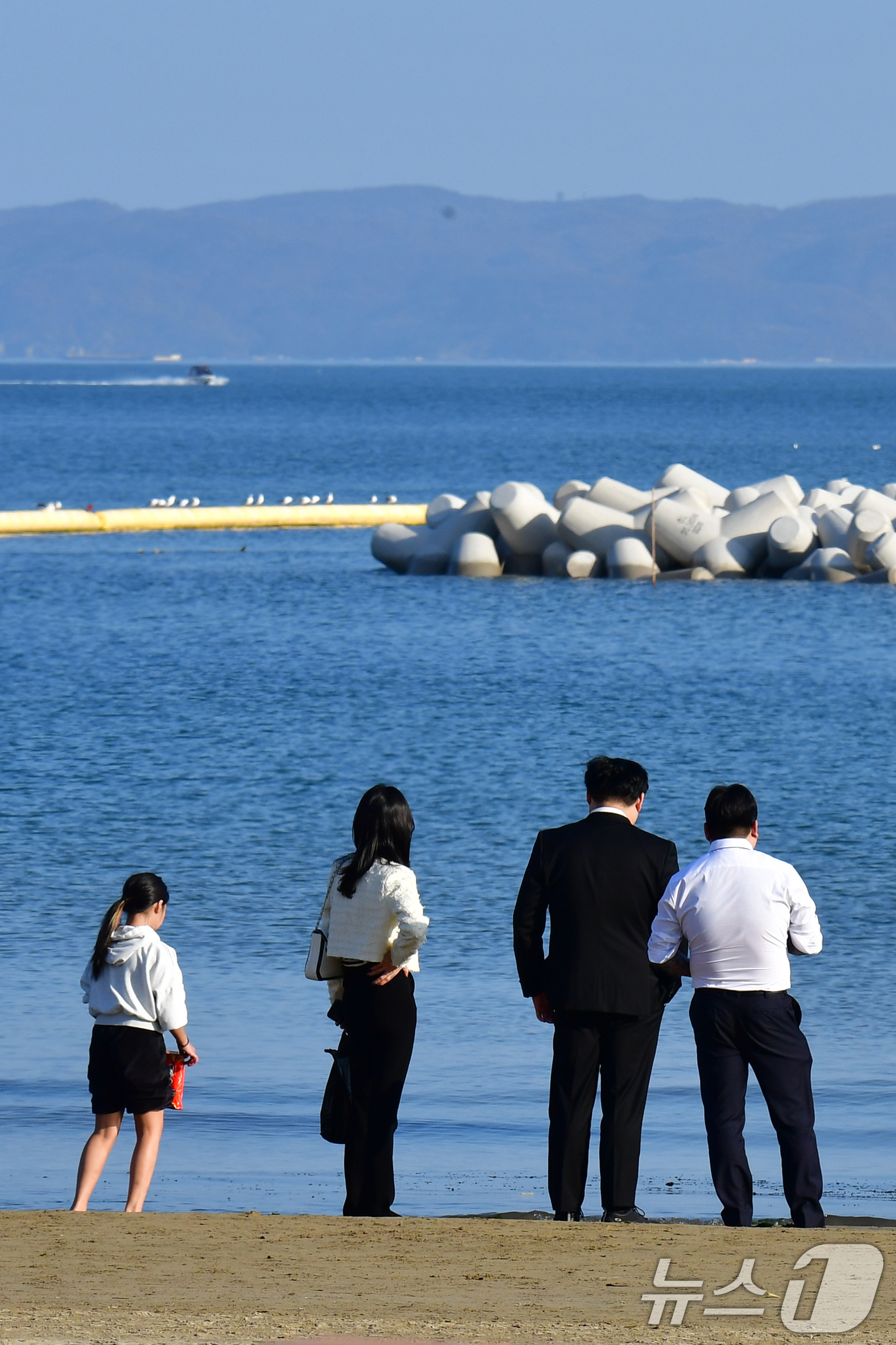(포항=뉴스1) 최창호 기자 = 11월 마지막 날인 30일 오후 경북 포항시 북구 영일대해수욕장 백사장에서 가벼운 옷 차림의 관광객들이 휴일을 보내고 있다.이날 포항시의 낮 최고 …