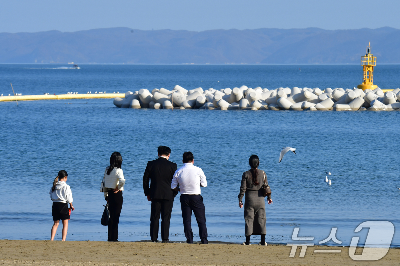 (포항=뉴스1) 최창호 기자 = 11월 마지막 날인 30일 오후 경북 포항시 북구 영일대해수욕장 백사장에서 가벼운 옷 차림의 관광객들이 휴일을 보내고 있다.이날 포항시의 낮 최고 …