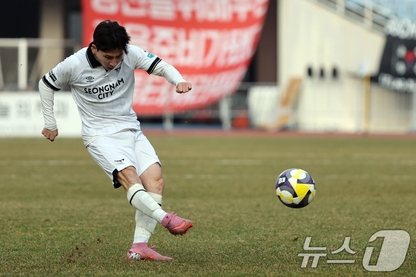 (부천=뉴스1) 황기선 기자 = 30일 오후 경기 부천시 부천종합운동장에서 열린 하나은행 프로축구 K리그2 플레이오프(PO) 부천FC와 성남FC의 경기에서 성남 박상혁이 슛을 하고 …