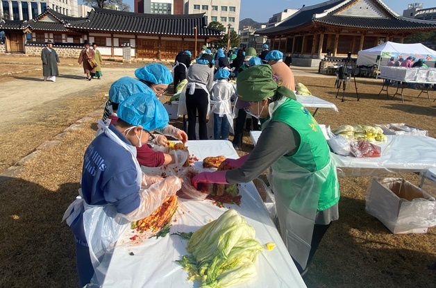전라감영 찾은 시민들 '김장 삼매경'…캐리커처·떡 만들기도