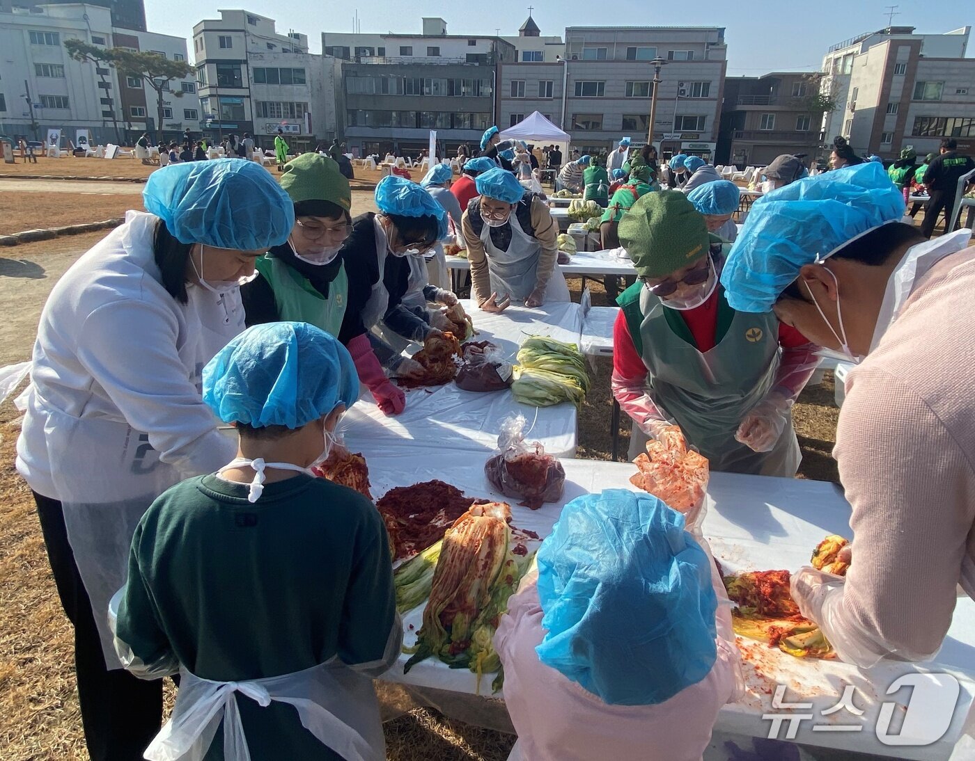 본문 이미지 - 30일 전북 전주시 전라감영에서 김장담그기 체험 행사가 열리고 있다.2025.11.30/뉴스1 문재욱 기자