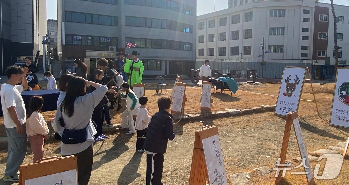 본문 이미지 - 30일 전북 전주시 전라감영에서 방문객들이 활쏘기 체험을 하고 있다.2025.11.30/뉴스1 문재욱 기자