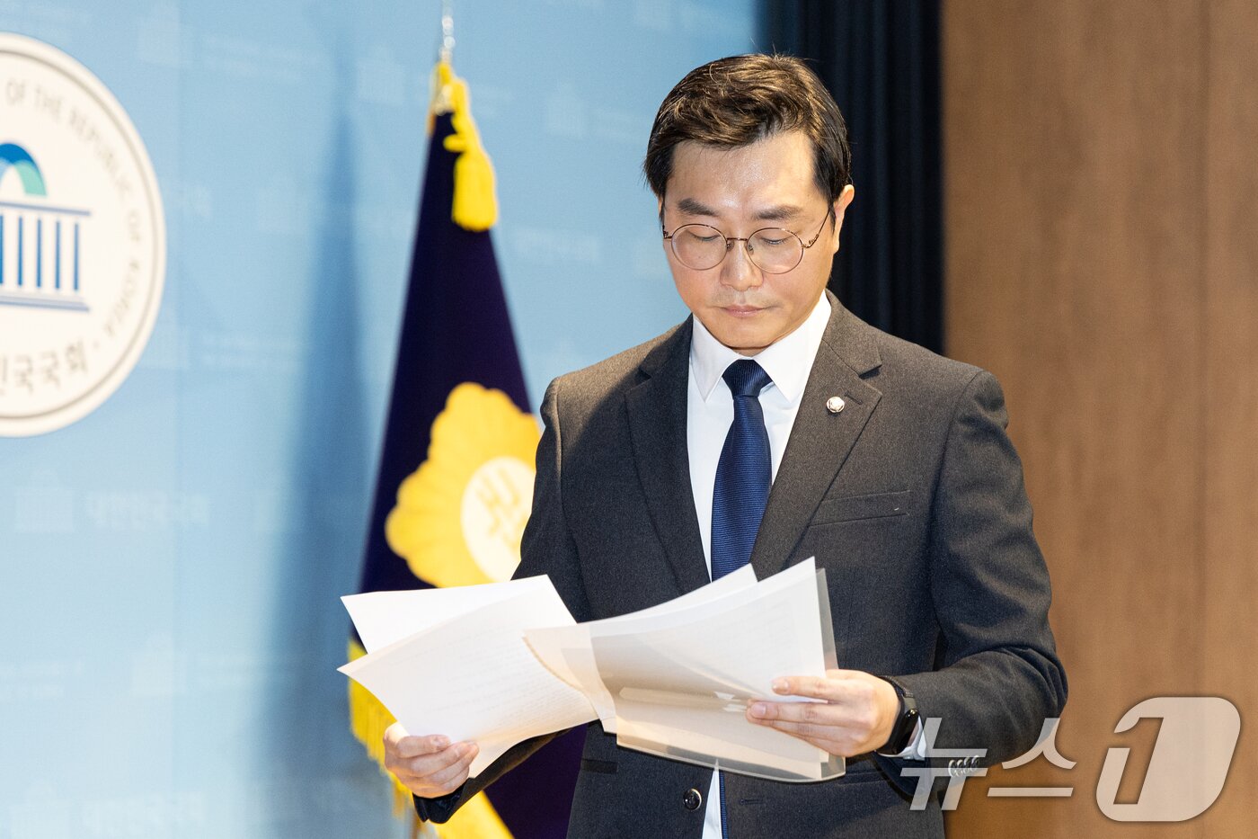 본문 이미지 - 여성 비서관 성추행 의혹에 휩싸인 장경태 더불어민주당 의원이 30일 서울 여의도 국회 소통관에서 입장을 밝힌 뒤 발걸음을 옮기고 있다. 2025.11.30 ⓒ 뉴스1 이승배 기자