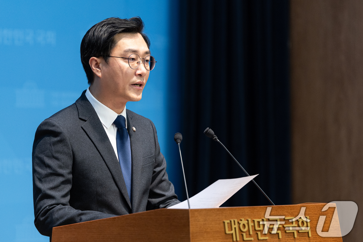 (서울=뉴스1) 이승배 기자 = 여성 비서관 성추행 의혹에 휩싸인 장경태 더불어민주당 의원이 30일 서울 여의도 국회 소통관에서 입장을 밝히고 있다. 2025.11.30/뉴스1