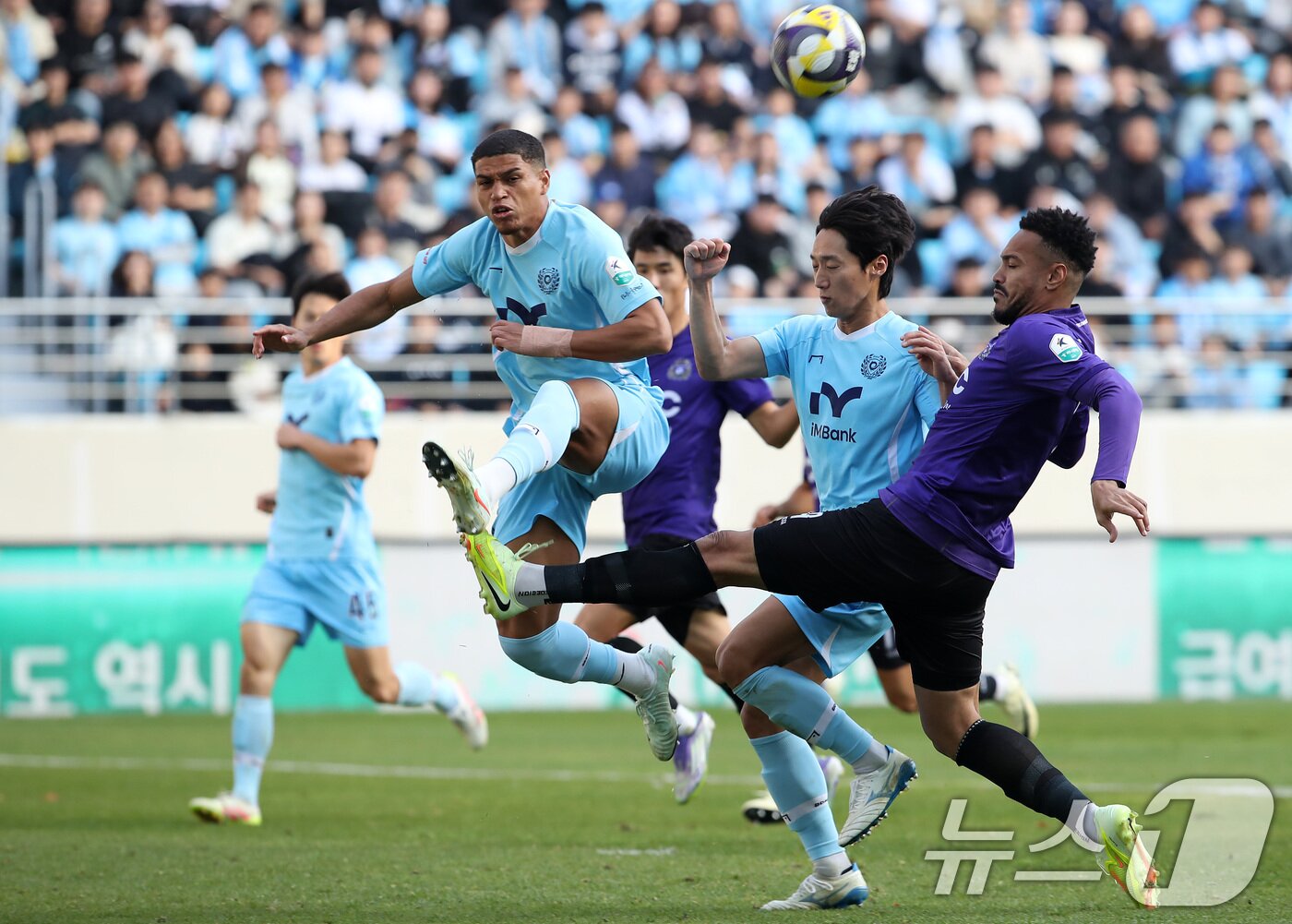 본문 이미지 - 30일 오후 대구 북구 대구iM뱅크PARK에서 열린 하나은행 K리그1 2025 38라운드 최종전 대구FC와 FC안양의 경기, 양팀 선수들이 접전을 펼치고 있다. 2025.11.30/뉴스1 ⓒ News1 공정식 기자